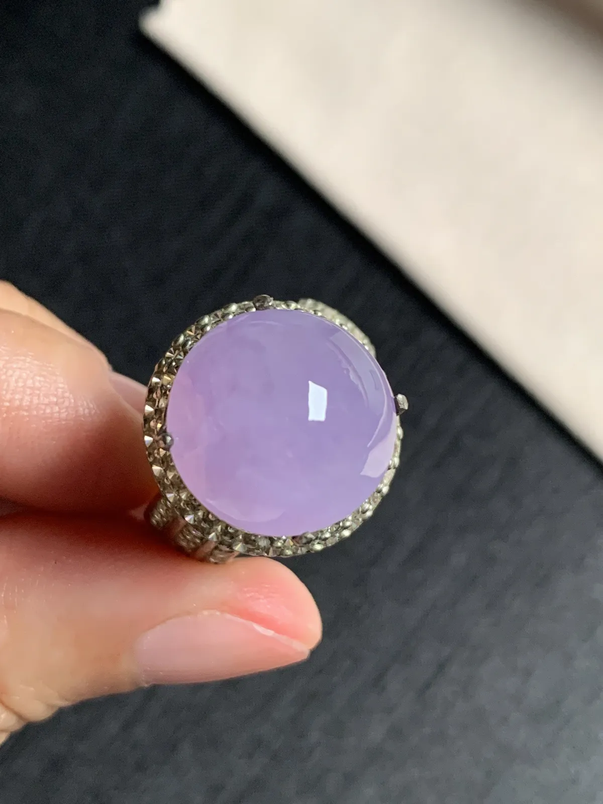 冰种紫罗兰馒头戒面，樱花紫粉紫
无裂，种好色美品相好，颜色鲜艳甜美，冰透水灵饱满圆润