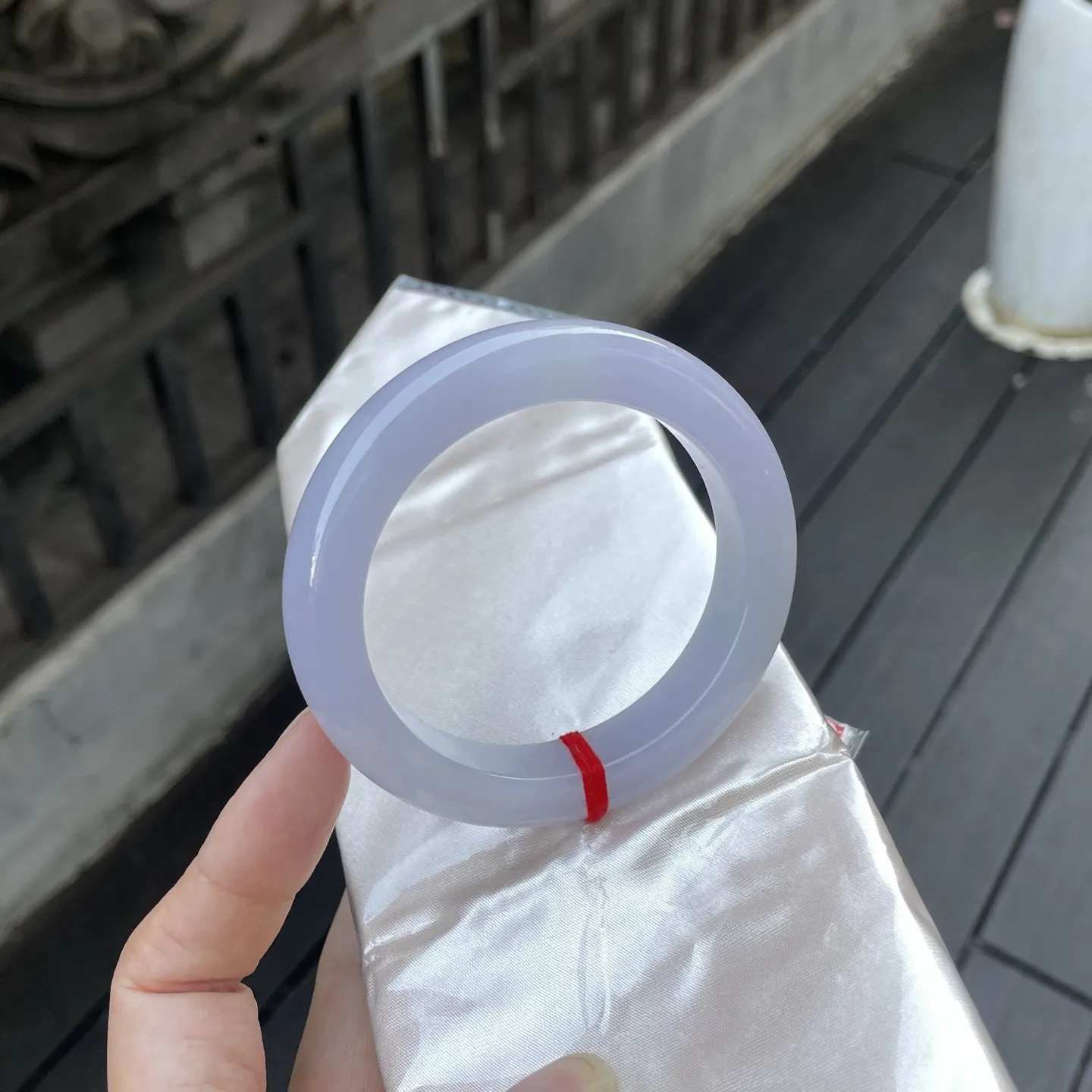 56圈口，紫底，
如晴夜薄云遮月，通透的肌理间藏着淡淡紫韵，圆融镯形衬得玉色愈发清雅脱俗～