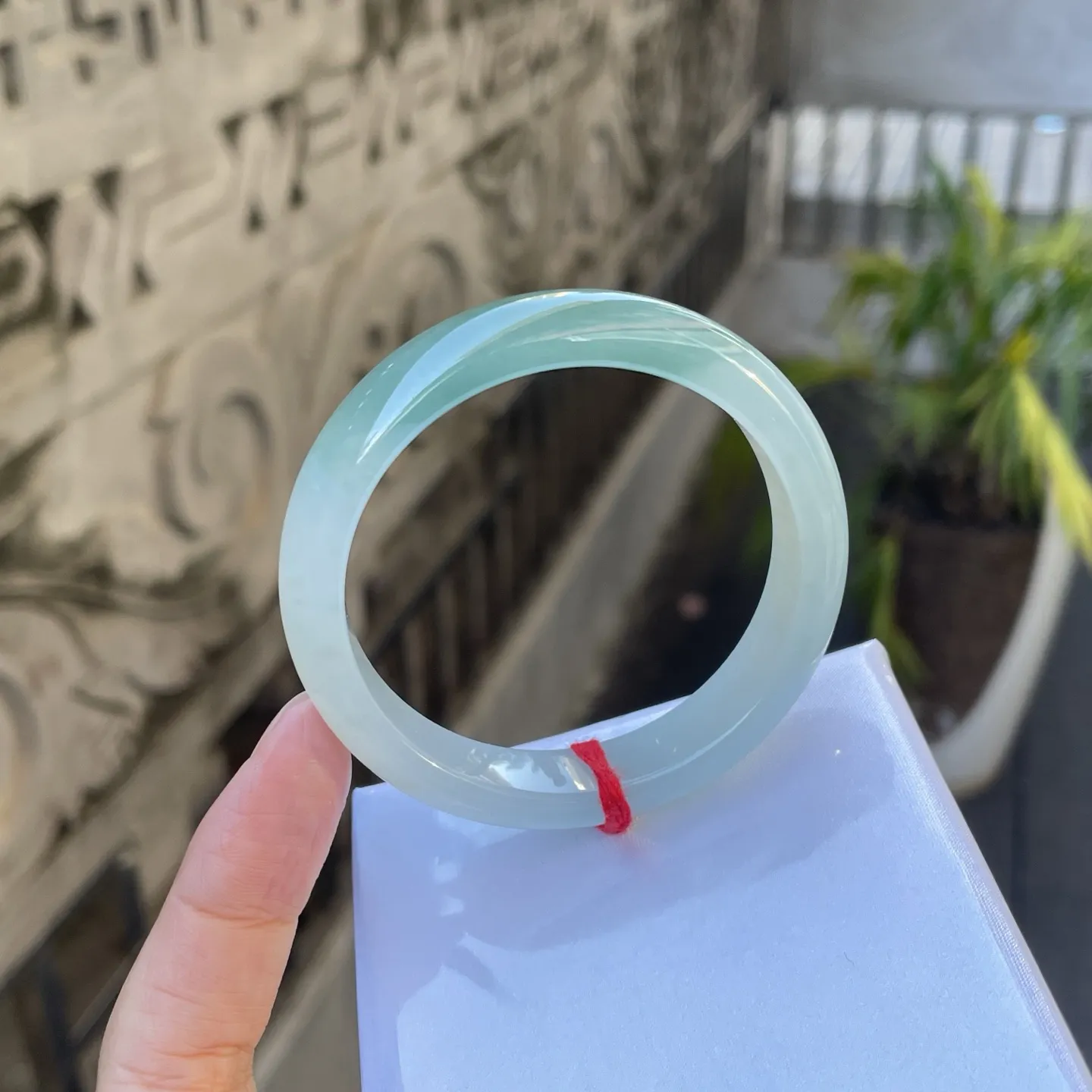 53圈口，半山半水，
冰润的玉质裹着淡淡的翠色晕染开来，如远山含黛、春水初生～