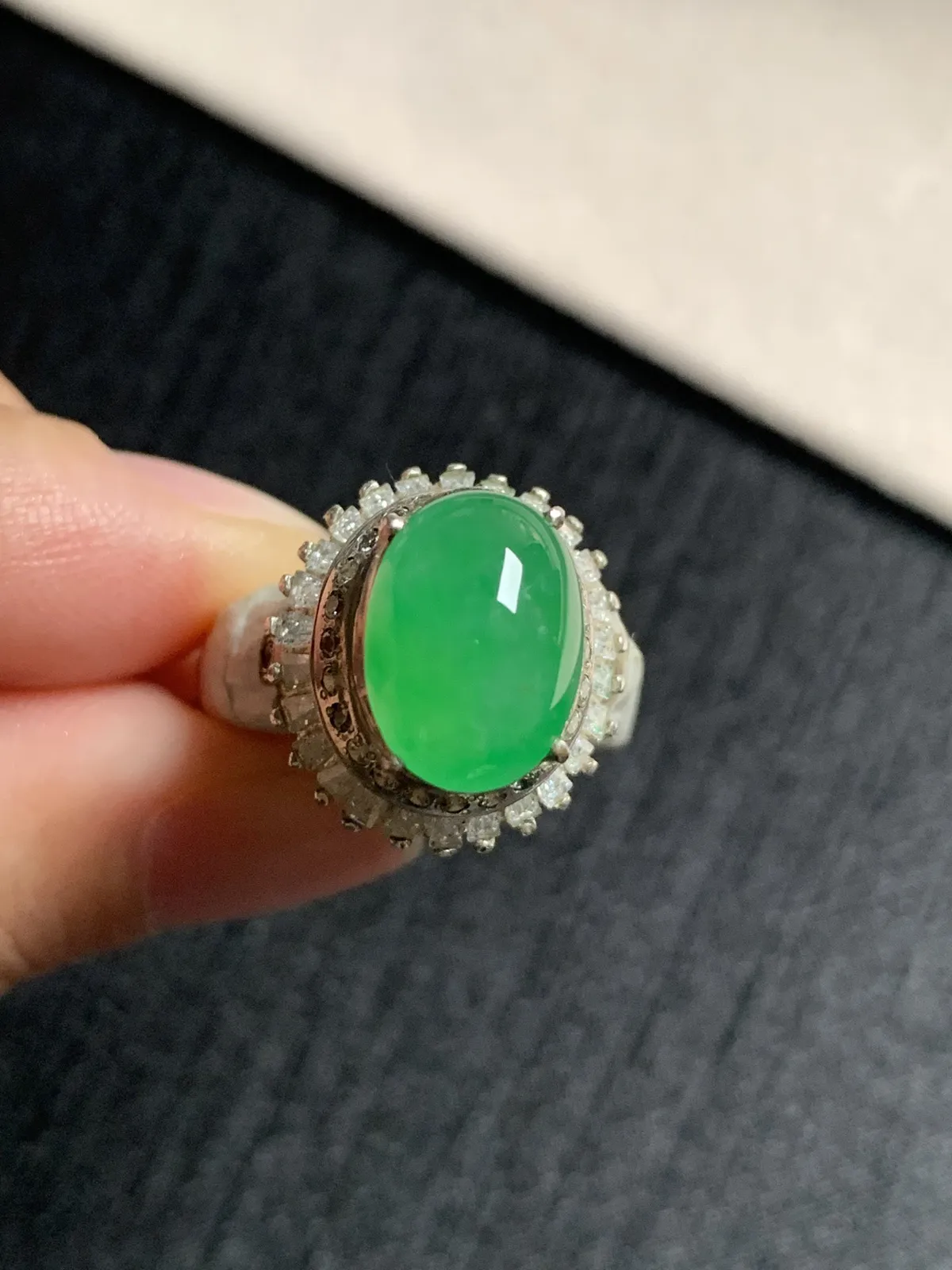 冰阳绿戒面
无纹裂，种好色好品相好，颜色鲜艳明亮，老坑种冰透水灵饱满圆润