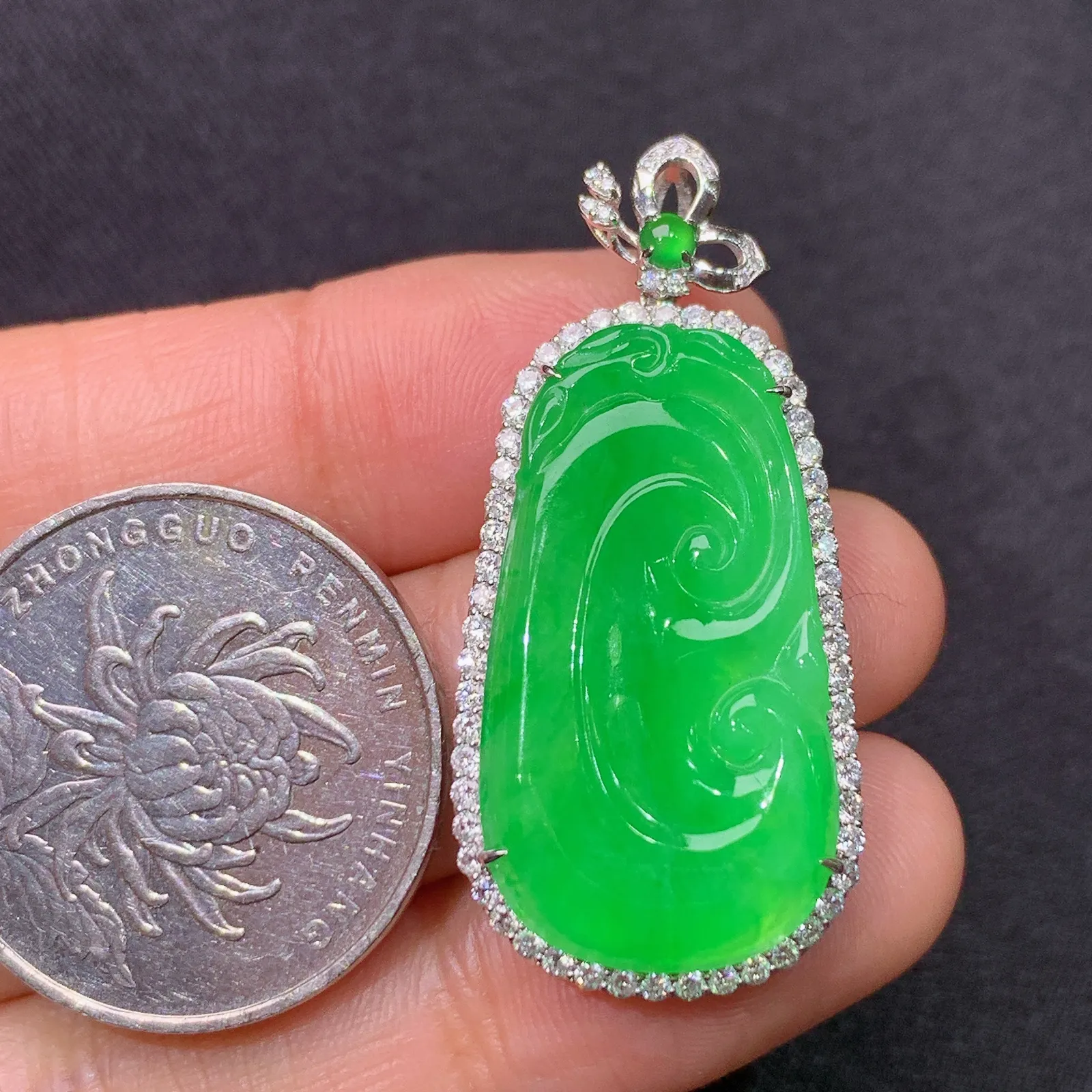 冰阳绿如意吊坠，18k金镶嵌，色泽鲜阳，冰润细腻，种水足，Di 尺寸38.7*17.9*5.3