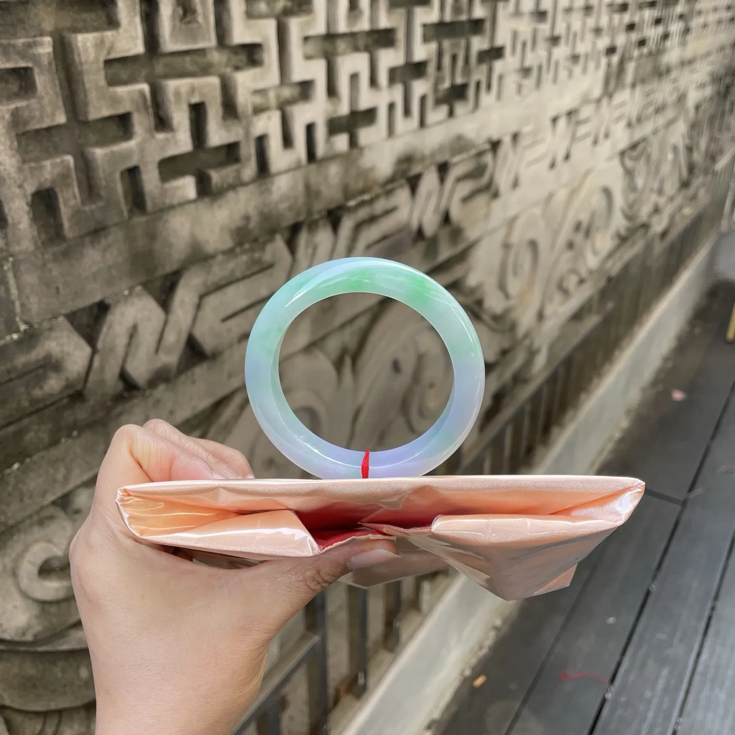 55圈口，春彩，
春樱粉紫揉着新柳嫩青，这镯翡翠似将春日的紫雾与绿烟凝作环，腕间一戴便拥住了满园春色