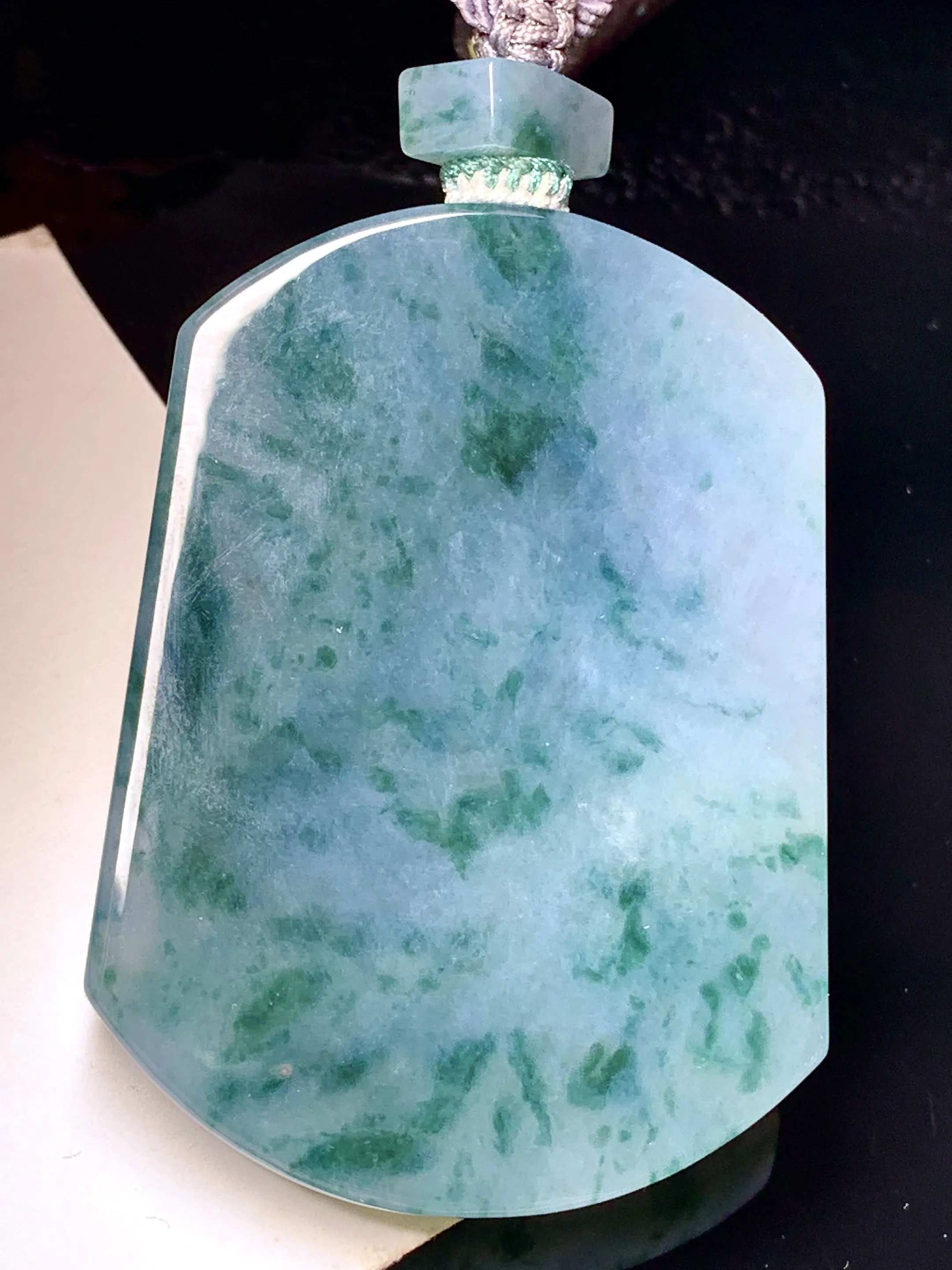 飘花无事牌吊坠 玉质细腻 色泽艳丽 整体尺寸53*38.2*6