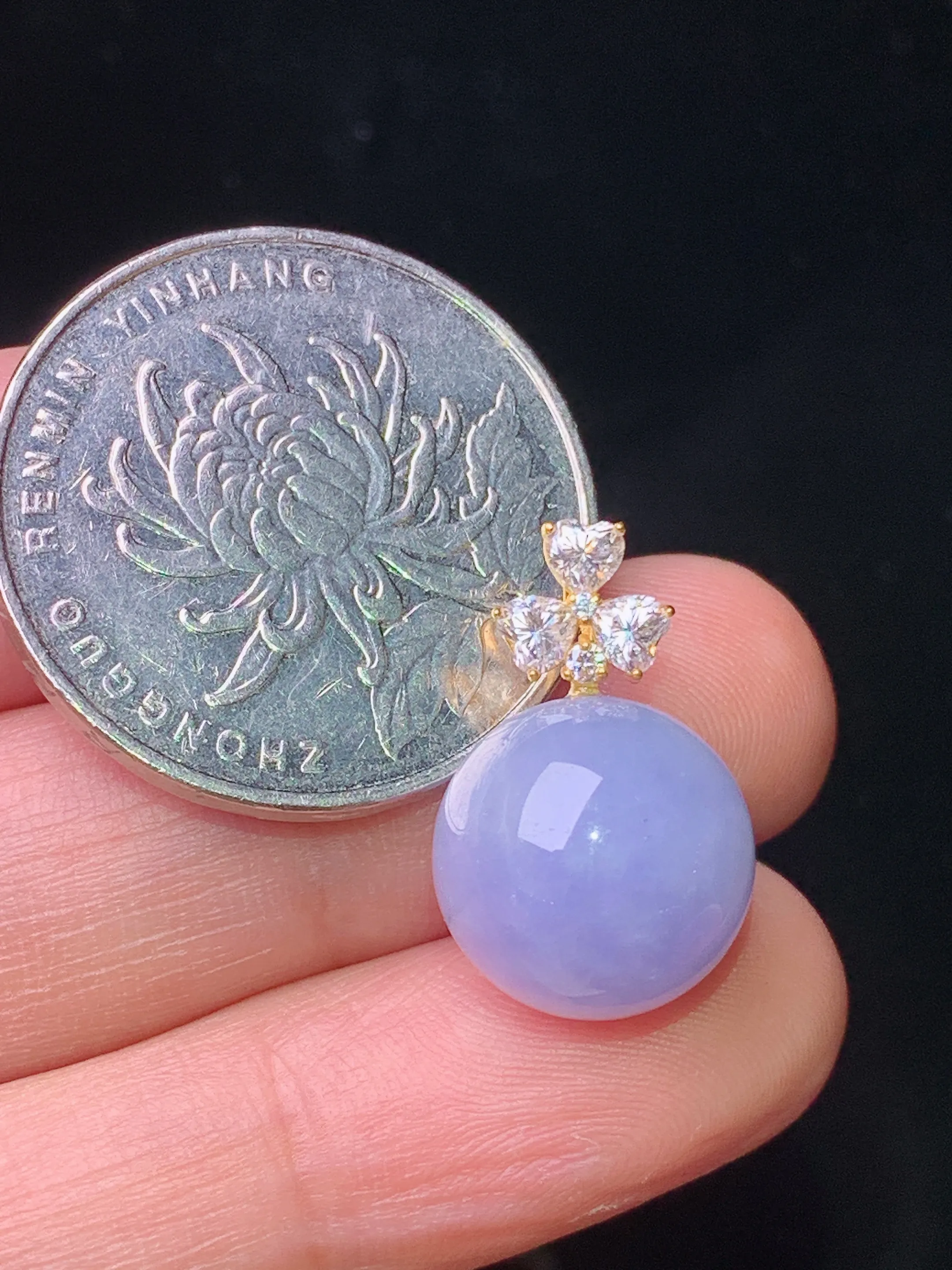 18k金莫桑钻镶嵌紫罗兰圆珠吊坠 玉质细腻 色泽艳丽清新 整体尺寸19*12.3