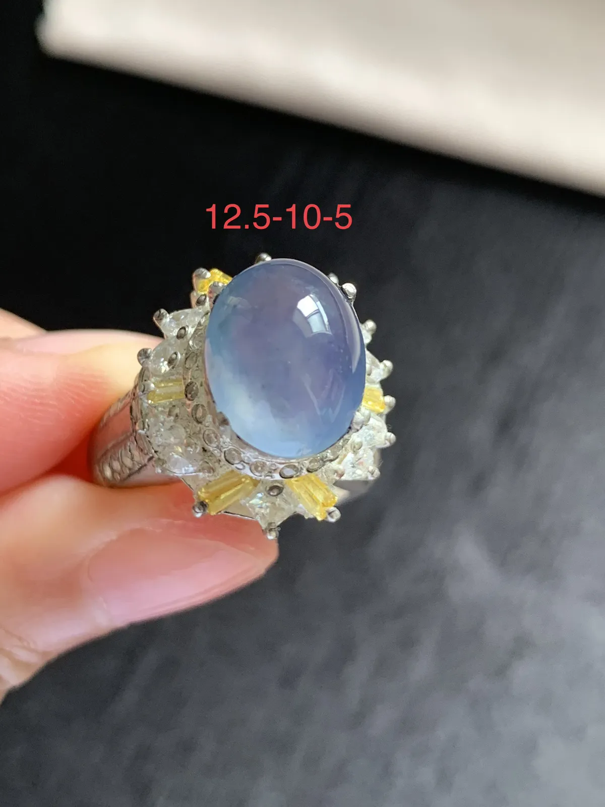 高冰紫罗兰馒头戒面
无纹裂，种好色美品相好，色泽浓郁艳丽，老坑种冰透水灵饱满圆润