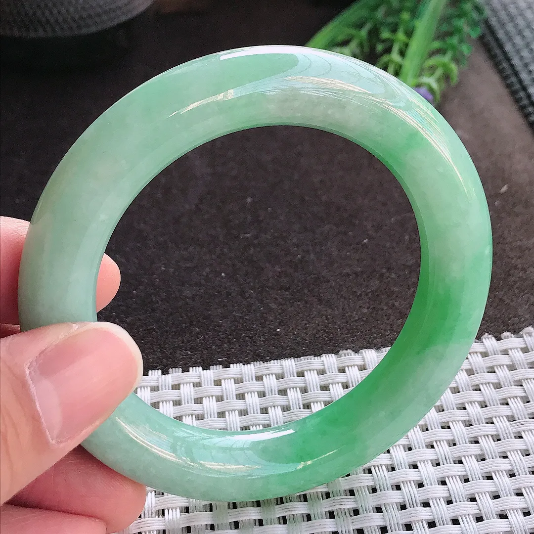 实拍A货翡翠54.8/12/11.7老坑精美温润满绿胖圆条手镯翡翠玉镯手环