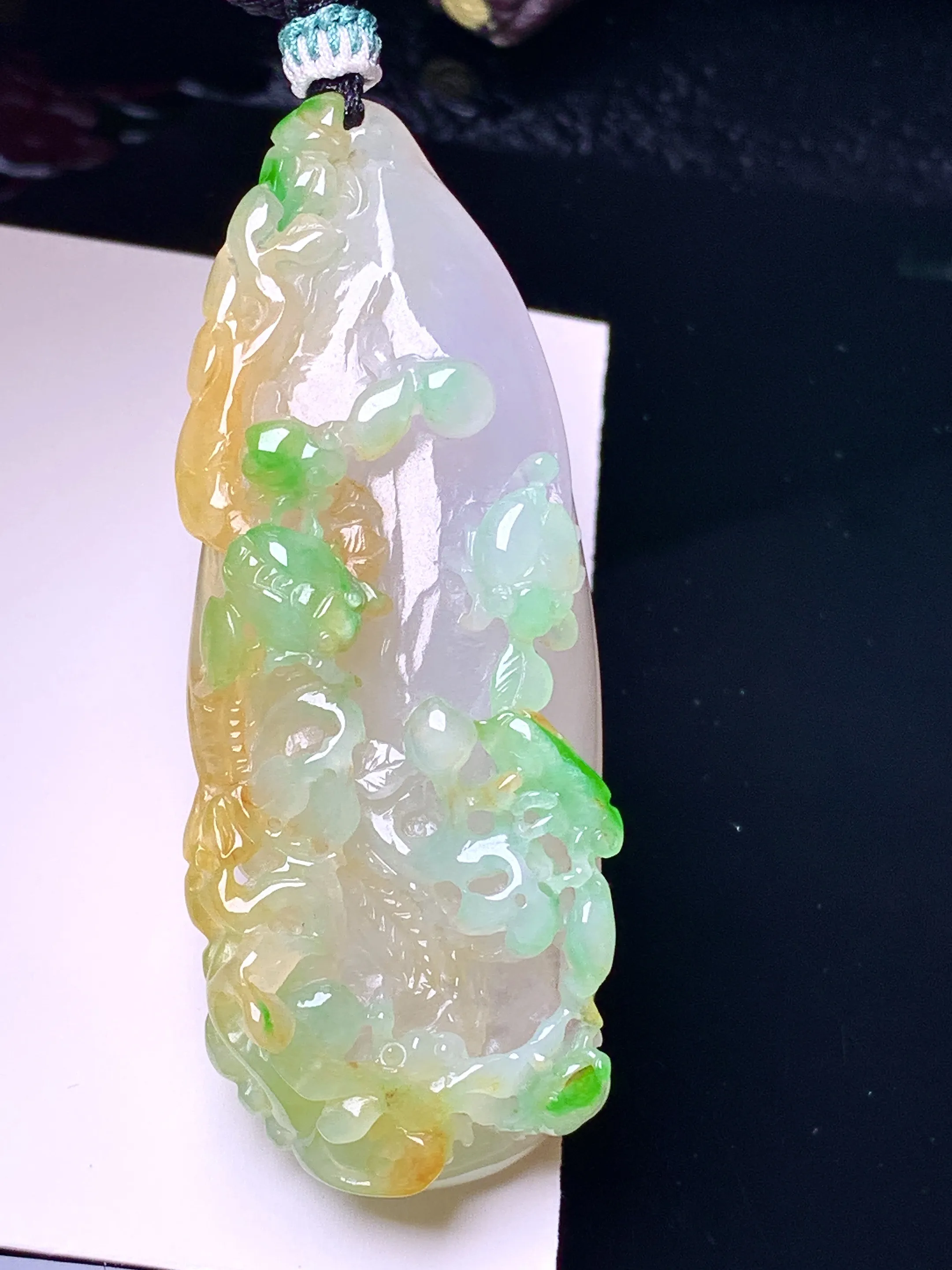 飘黄绿花开富贵吊坠 玉质细腻 色泽艳丽清新 整体尺寸57.6*23*12.5