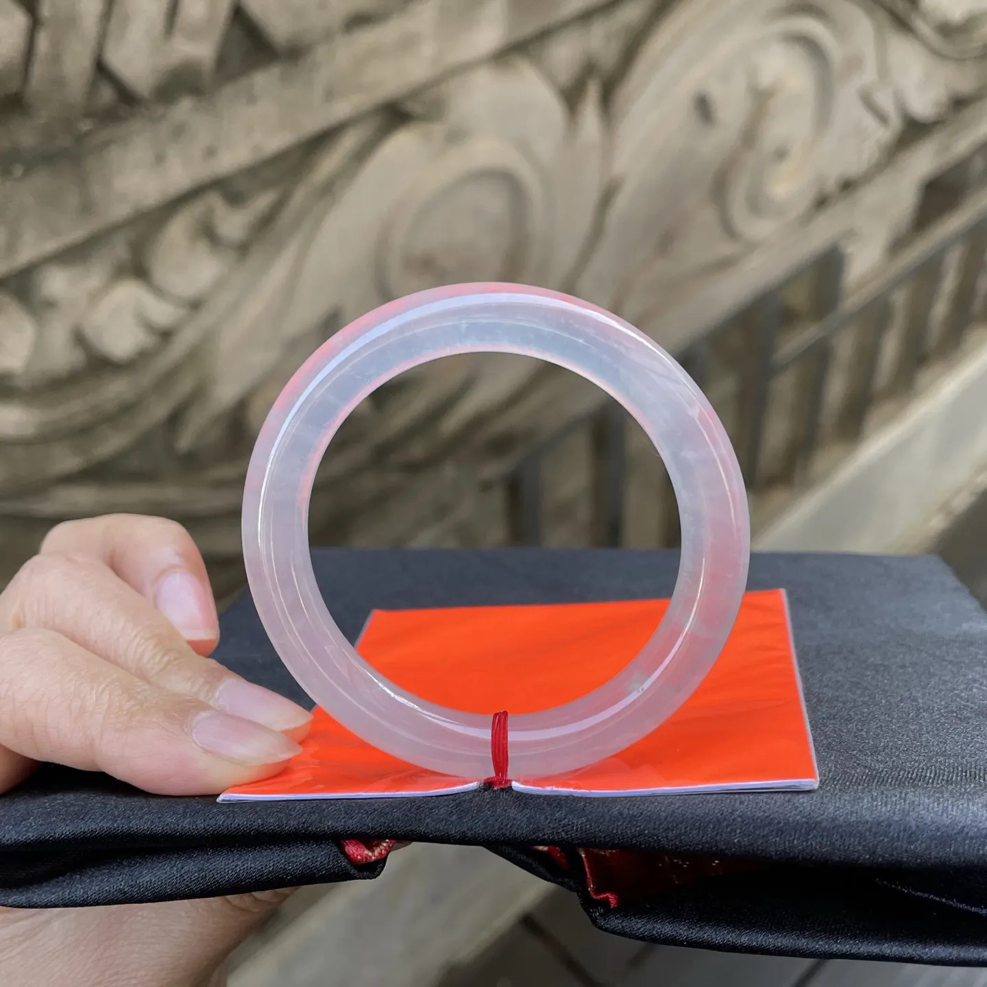 54圆条，白月光，
冰透的白清润似羊脂，素净的镯体无一丝杂色，宛若山间初融的雪水凝成的环，简约又雅致～气质