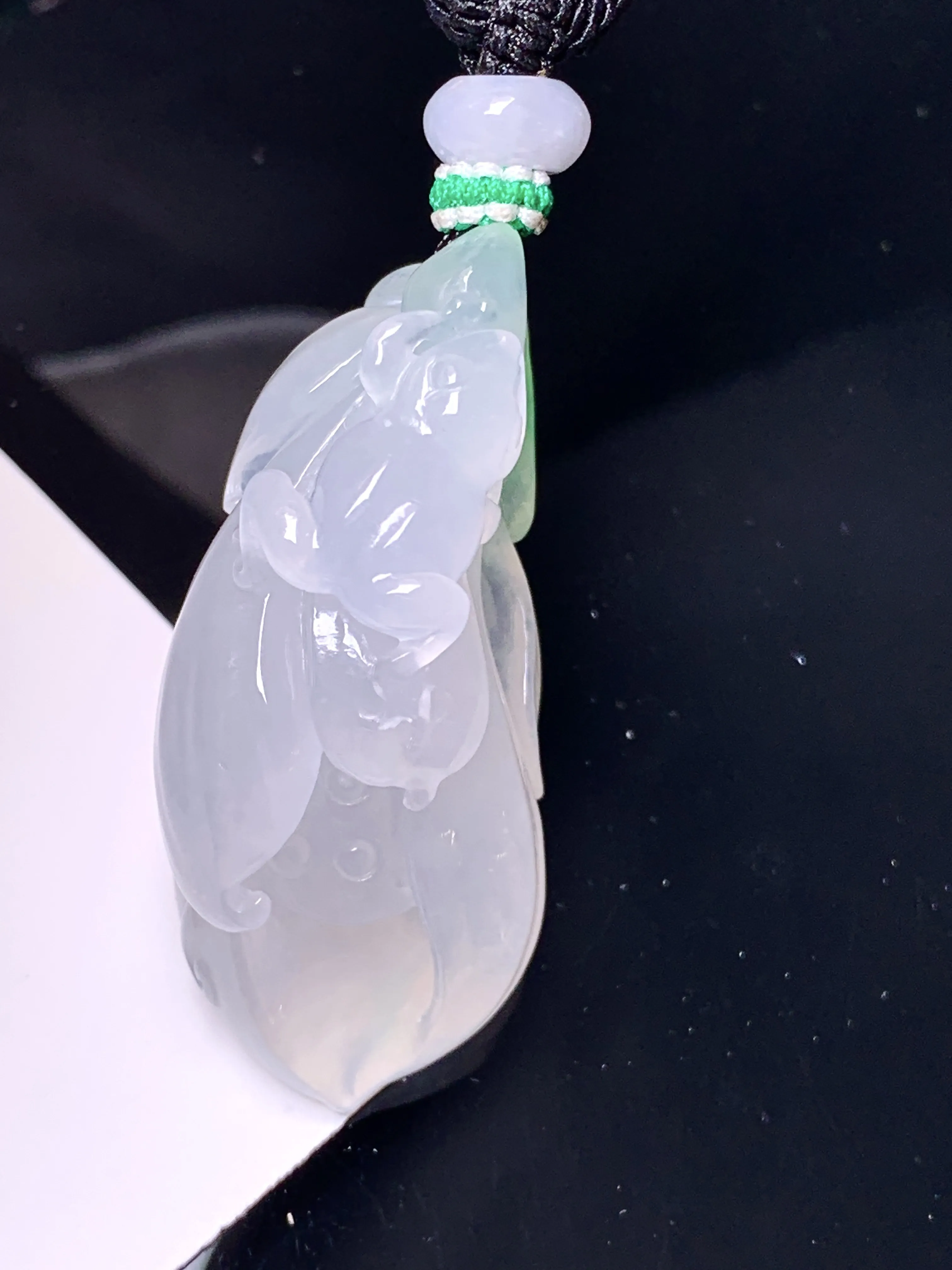 冰种花蕾吊坠 玉质细腻 色泽艳丽清新 整体尺寸41.6*19.5*17.5