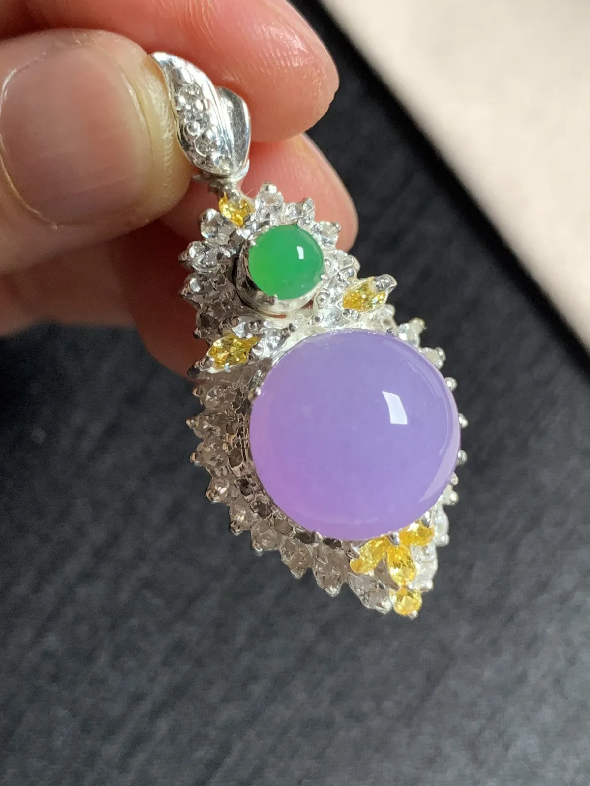 冰种紫罗兰正圆馒头吊坠，樱花紫，粉紫
无纹裂，种好色美品相好，色泽浓郁艳丽，