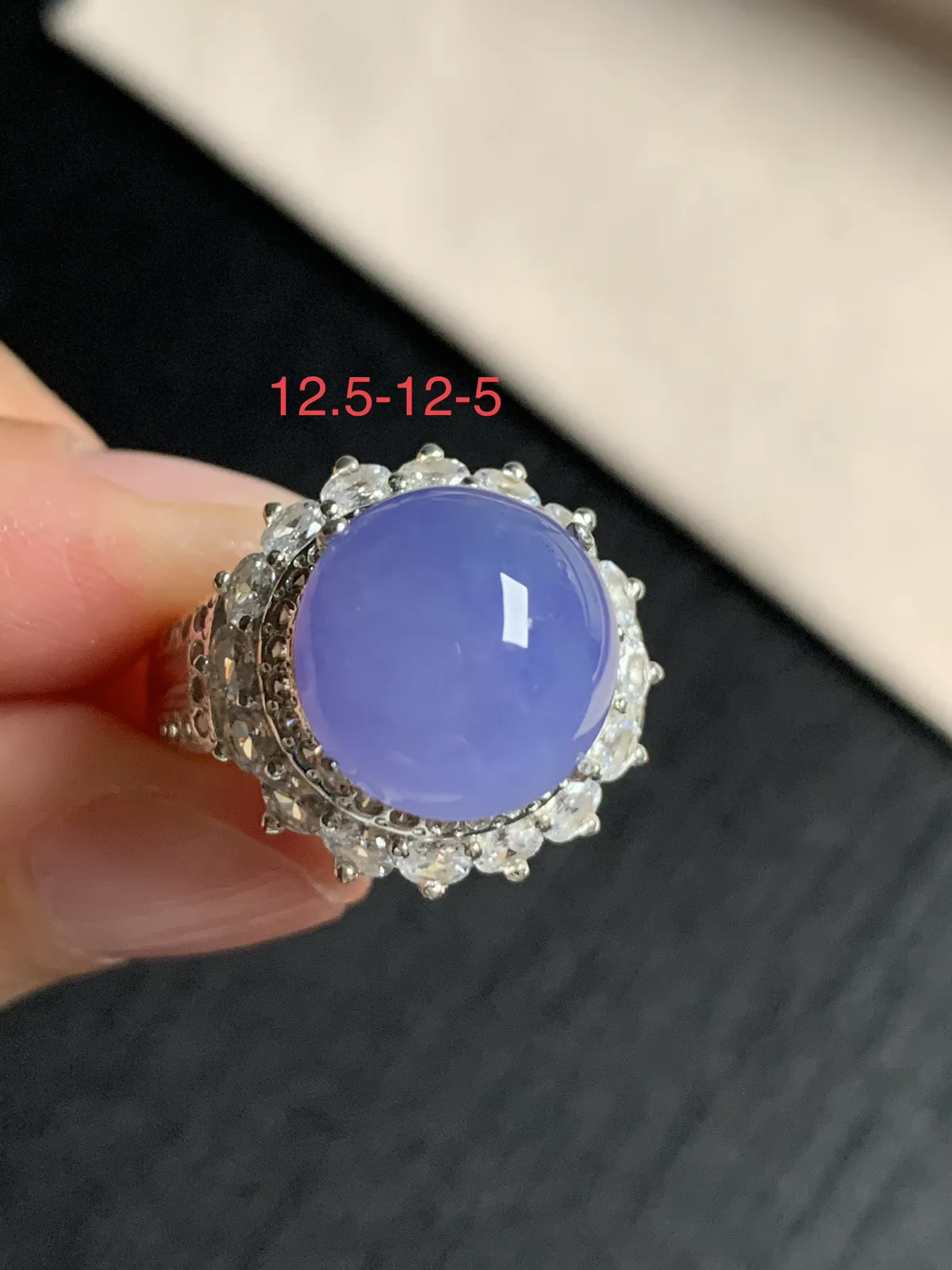 紫罗兰馒头戒面，浓紫戒面
无纹裂，种好色美品相好，色泽浓郁艳丽，质地细腻水灵饱满圆润