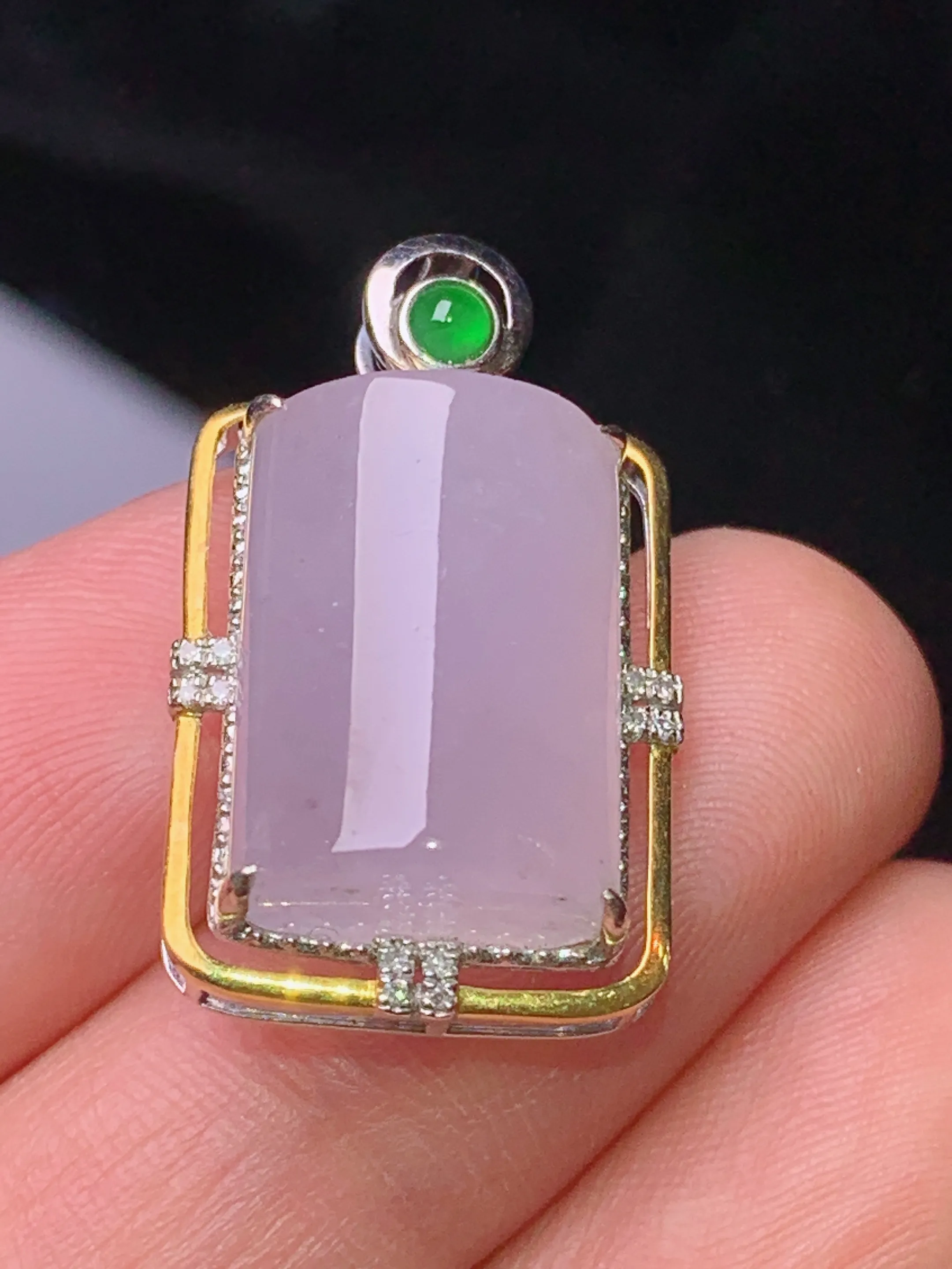 18k金钻镶嵌淡紫罗兰玉柱吊坠 玉质细腻 色泽艳丽清新 整体尺寸25.5*15.2*8