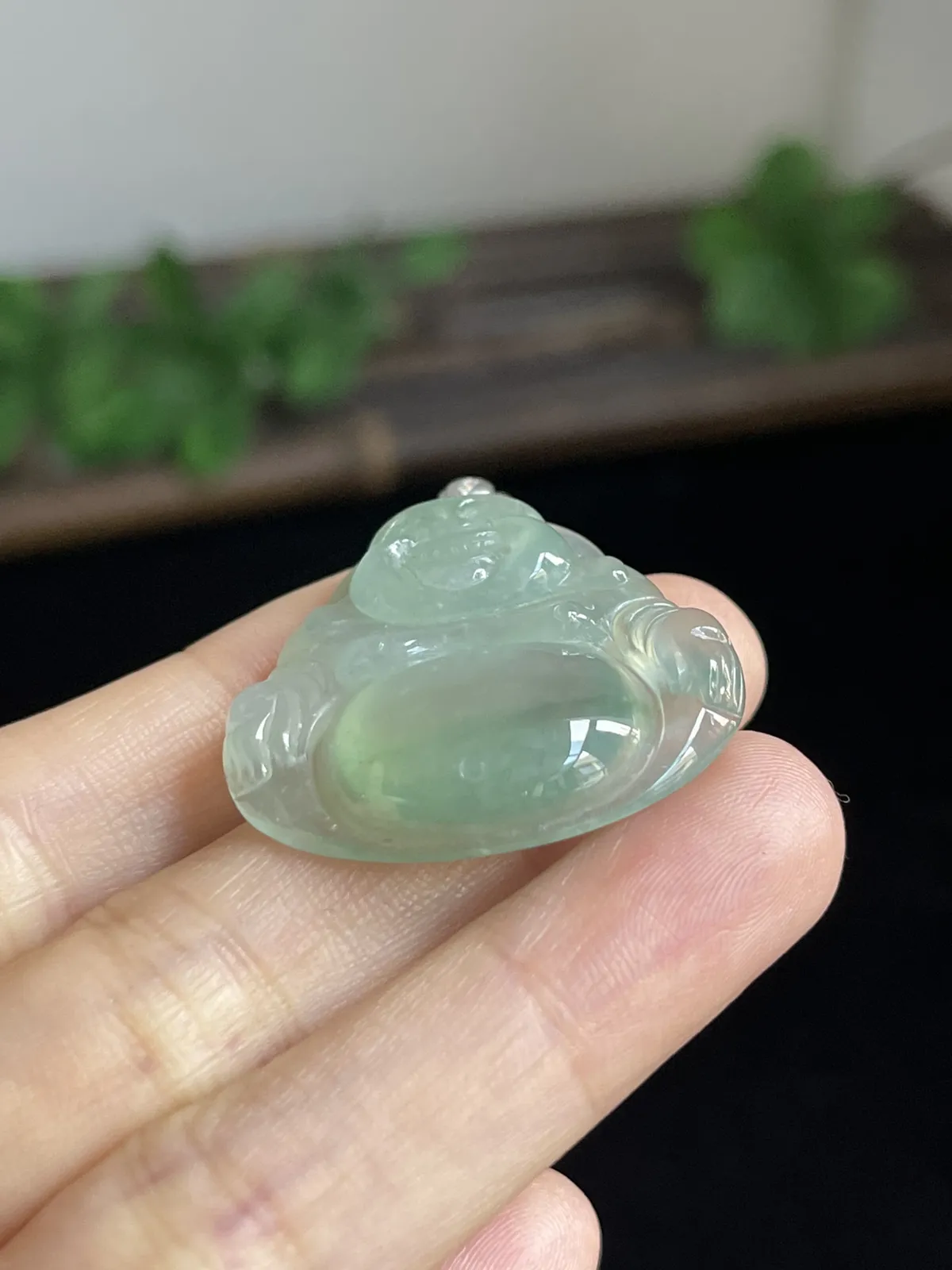 翡翠冰糯种淡绿色吊坠，伴钻石