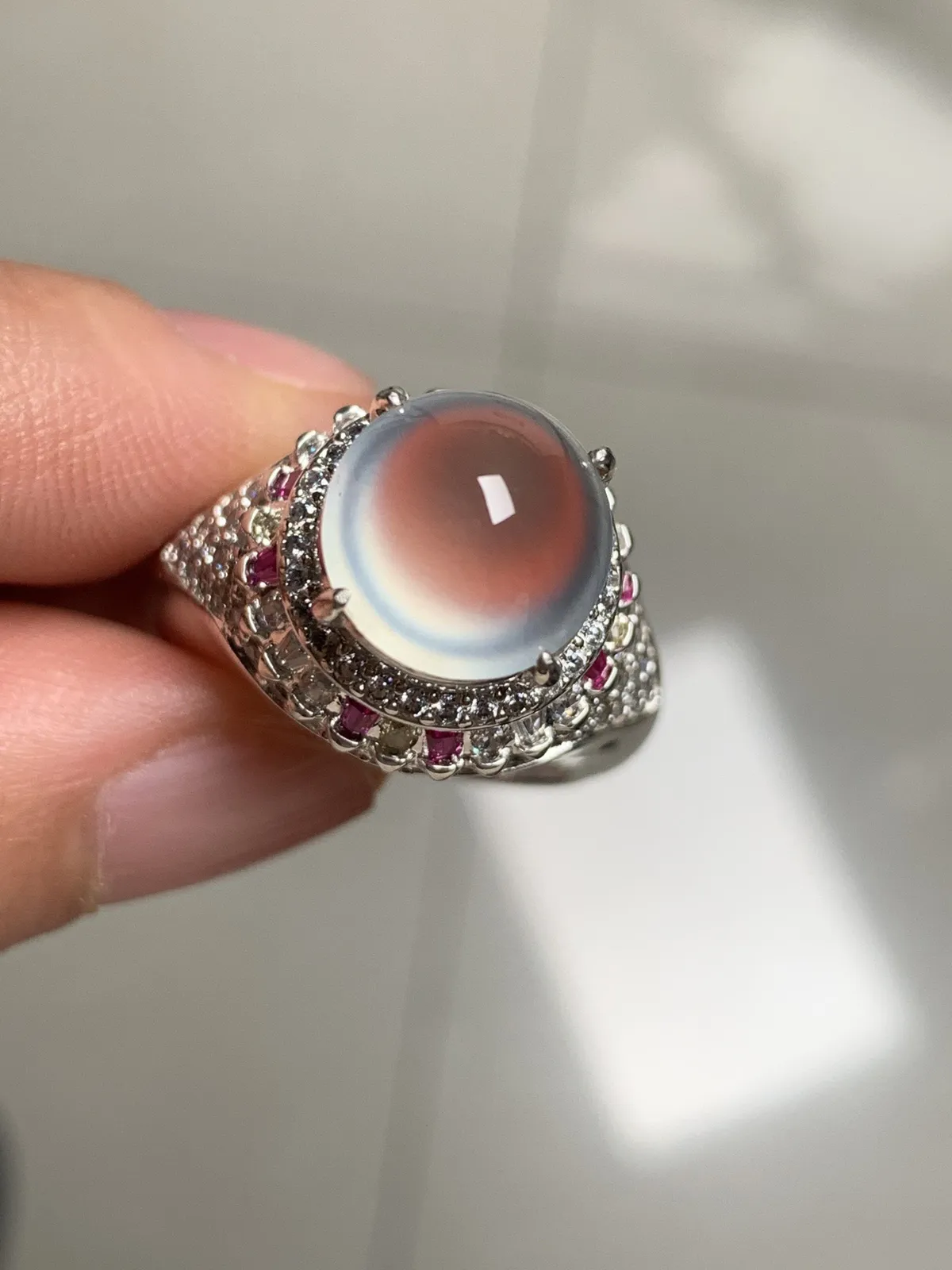 玻璃种馒头戒面
无纹裂，老坑种强荧光钢性十足纯净饱满