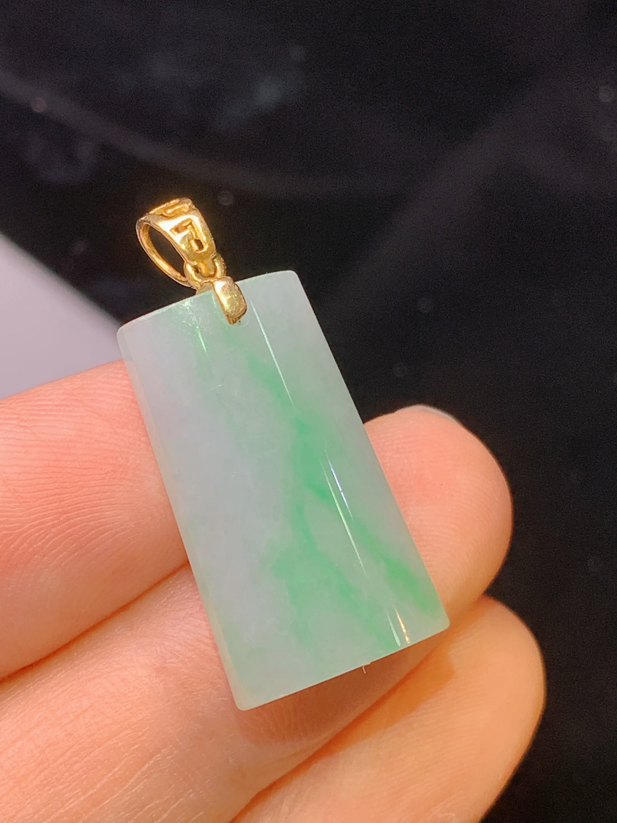 18k金镶嵌飘绿无事牌吊坠 玉质细腻 色泽艳丽清新 整体尺寸28.6*13.2*5.2