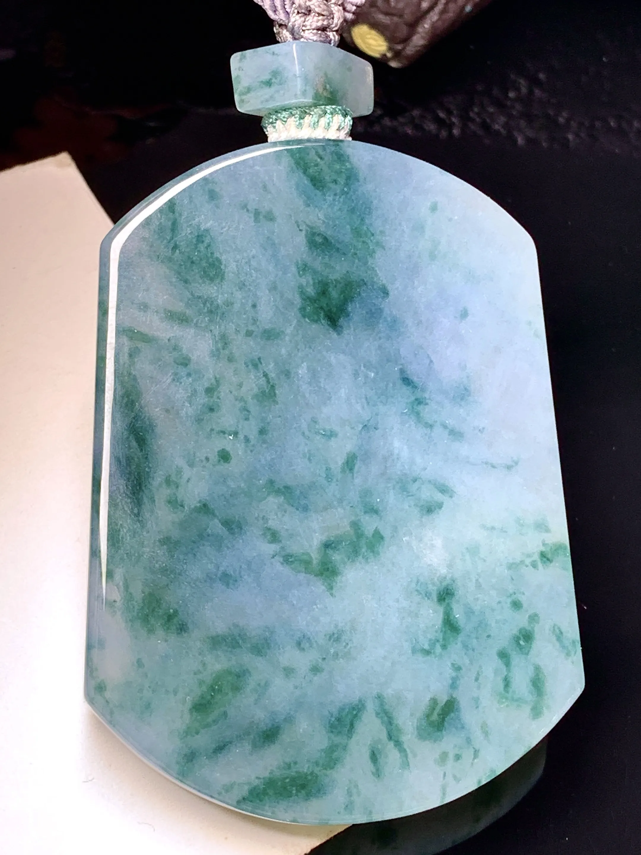 飘花无事牌吊坠 玉质细腻 色泽艳丽 整体尺寸53*38.2*6