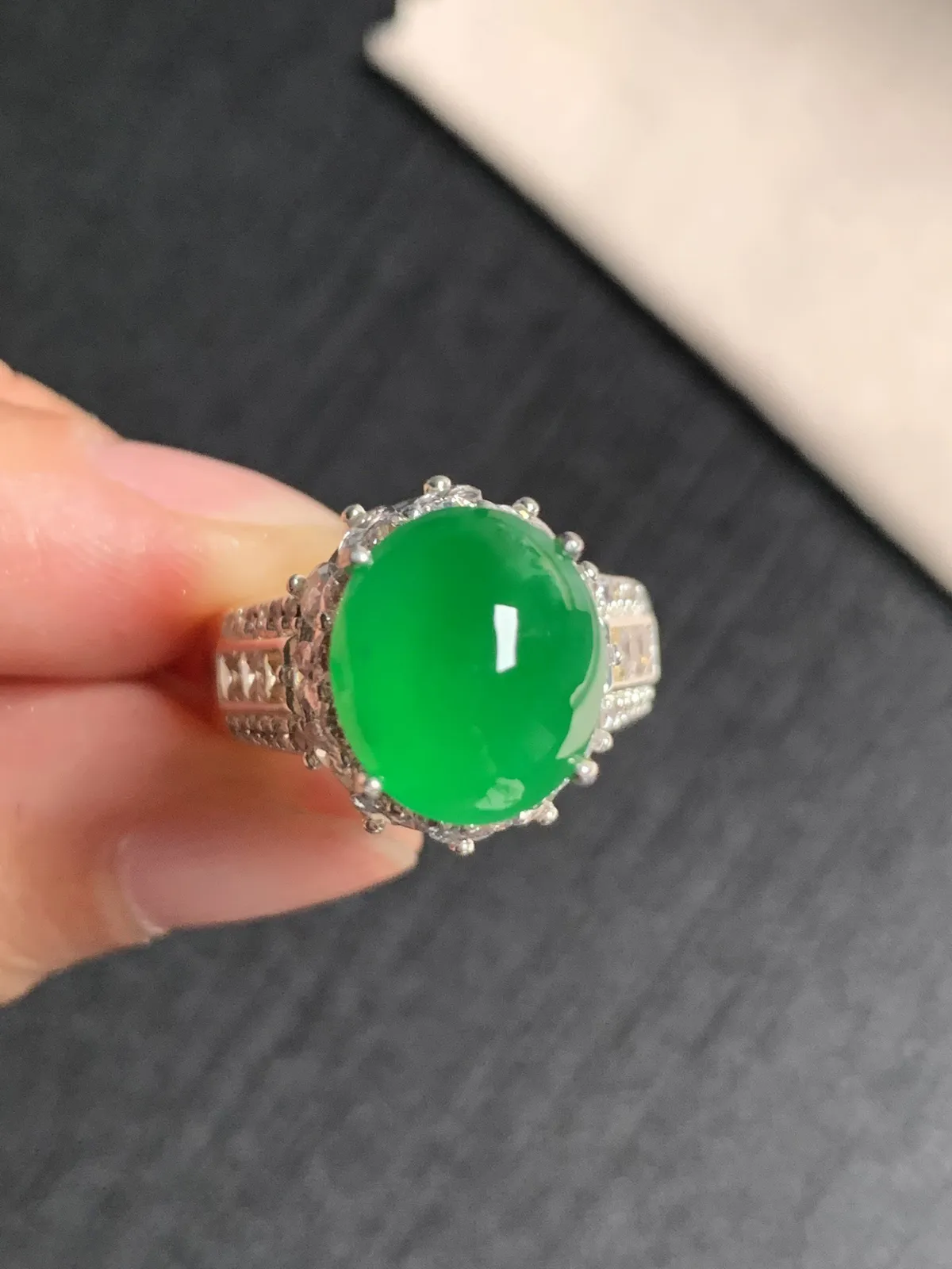 高冰辣阳绿馒头戒面
无纹裂，种好色好品相好，辣阳绿翠绿欲滴浓郁艳丽，老坑种冰透水灵饱满圆润