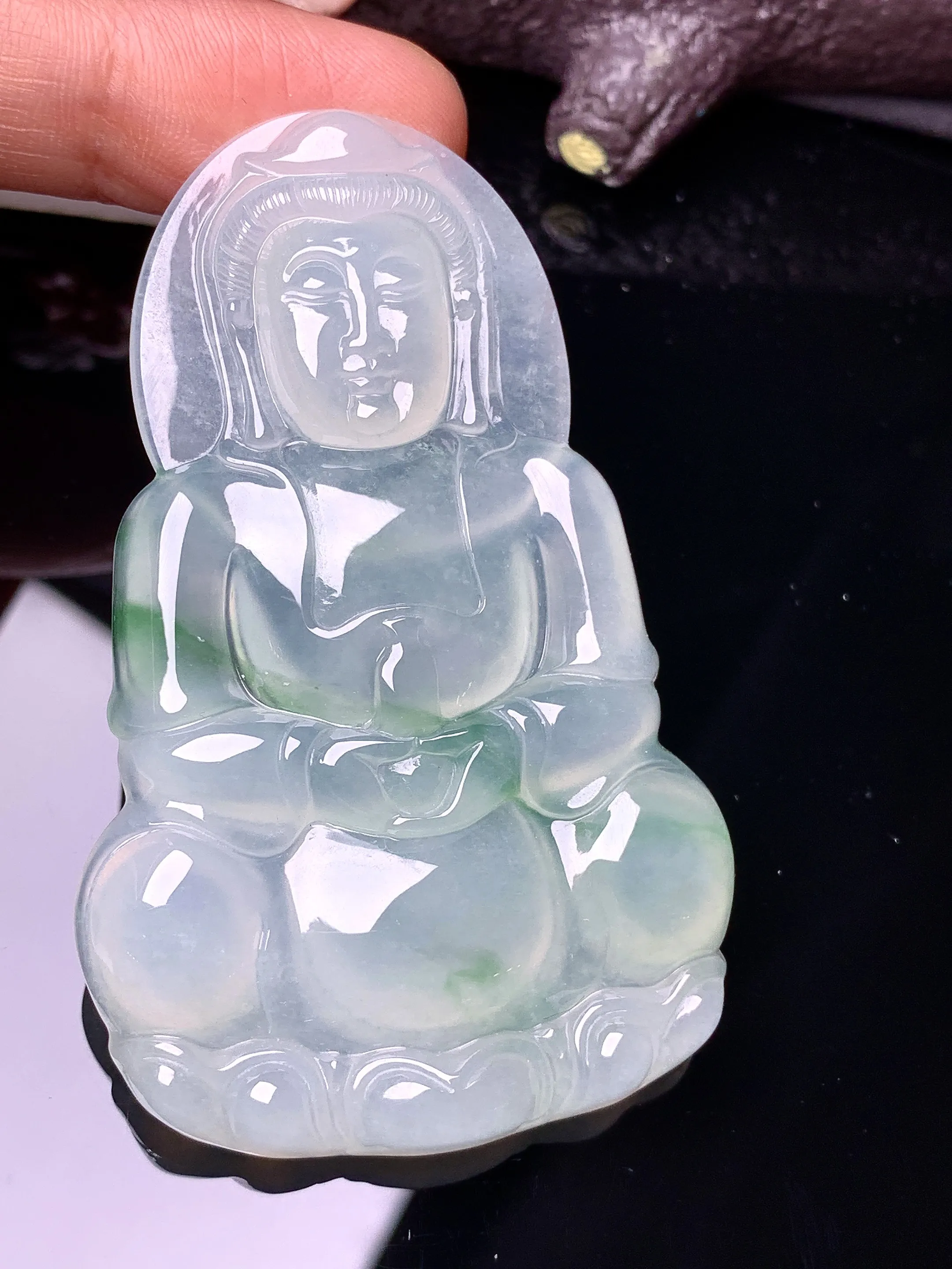 冰种飘绿观音菩萨吊坠 玉质细腻 色泽艳丽清新 整体尺寸64.2*40.5*6