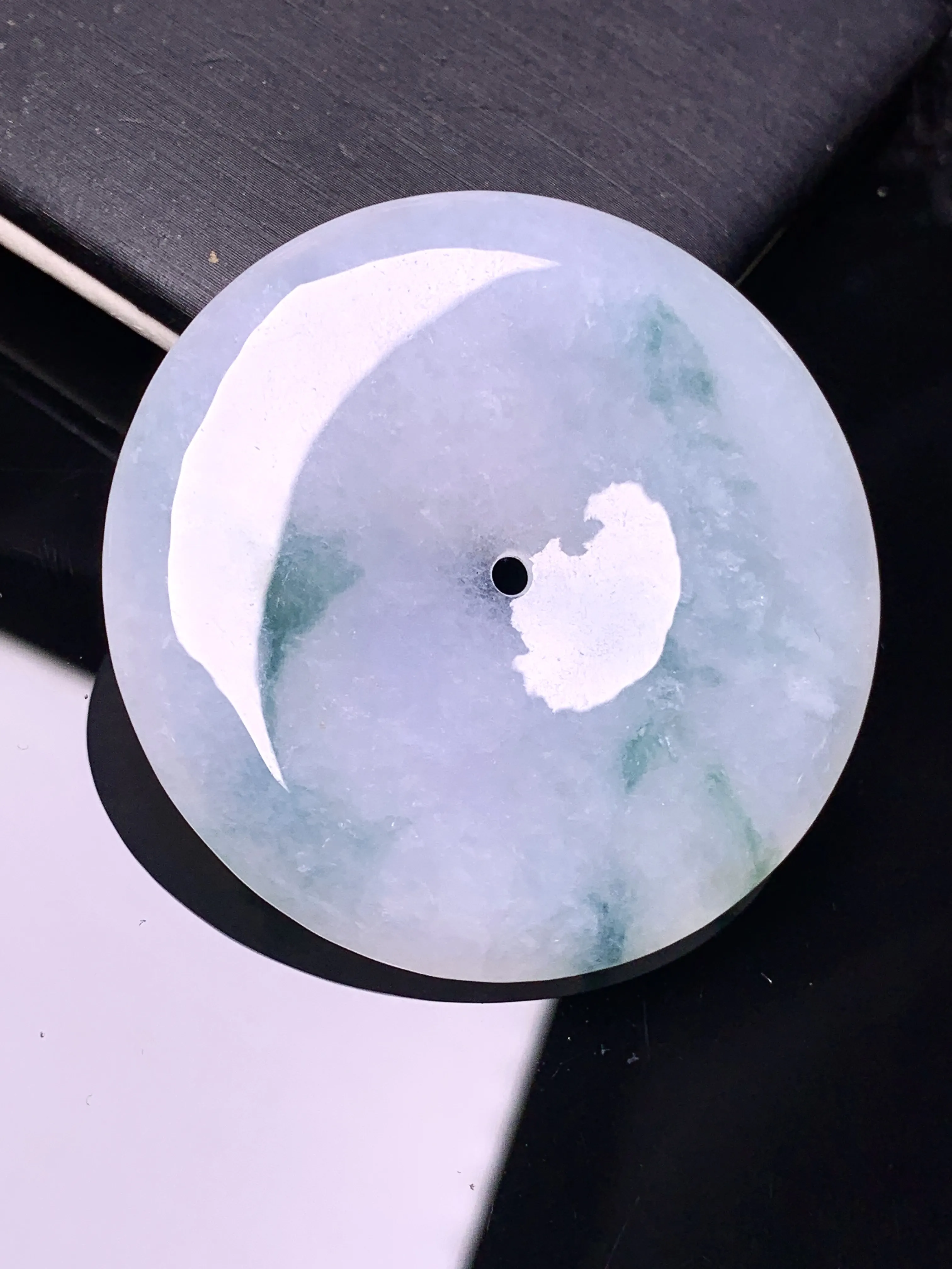 飘绿平安扣吊坠 玉质细腻 色泽艳丽清新 整体尺寸43.2*6