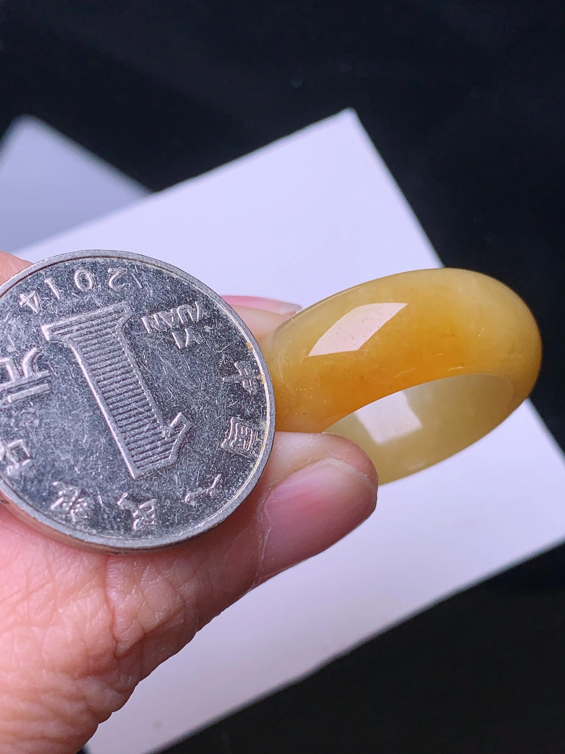 黄翡指环 玉质细腻 色泽艳丽清新 圈口24 整体尺寸30.2*9.8*5