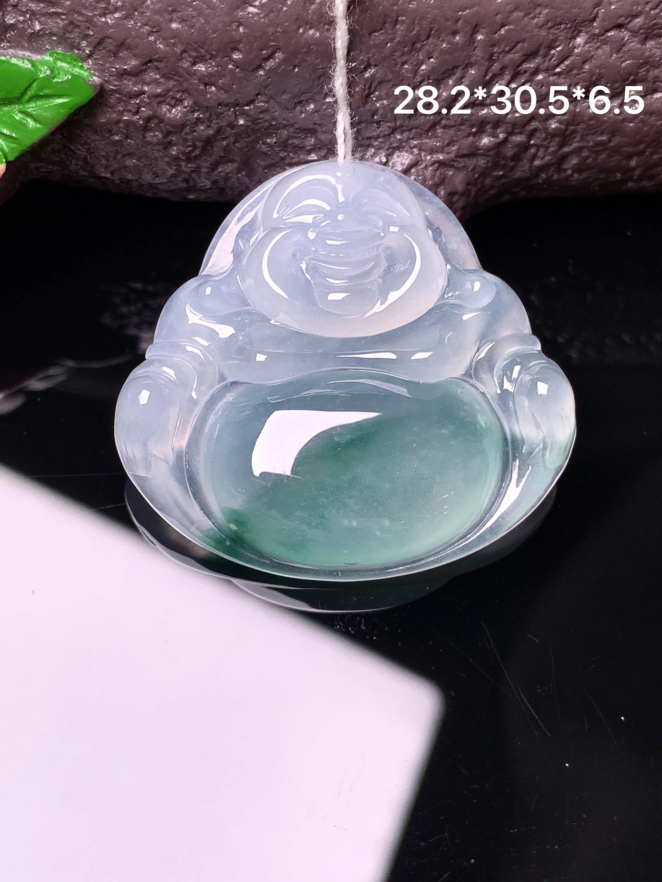 冰种飘绿佛公吊坠 玉质细腻 色泽艳丽清新 整体尺寸28.2*30.5*6.5
