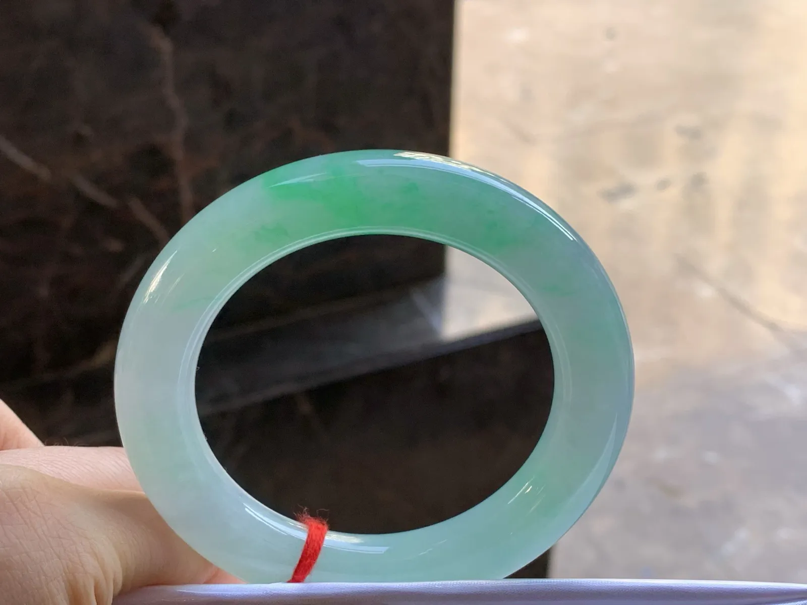 55.5-12.1

糯冰带色圆条手镯^_^ 种好水润