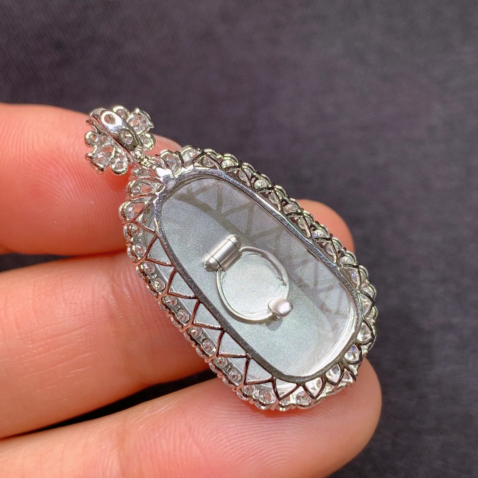 阳绿如意吊坠，18k金镶嵌，冰润色阳，玉质细腻，种水足，B1 尺寸33.6*16.5*8.3