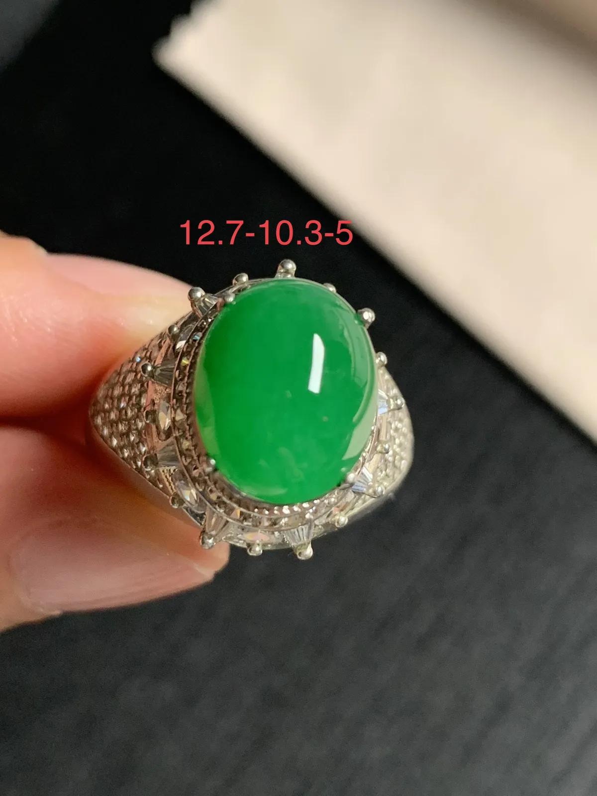 冰润阳绿馒头戒面
无纹裂，种好色好品相好，色泽艳丽明亮，质地细腻水灵饱满圆润