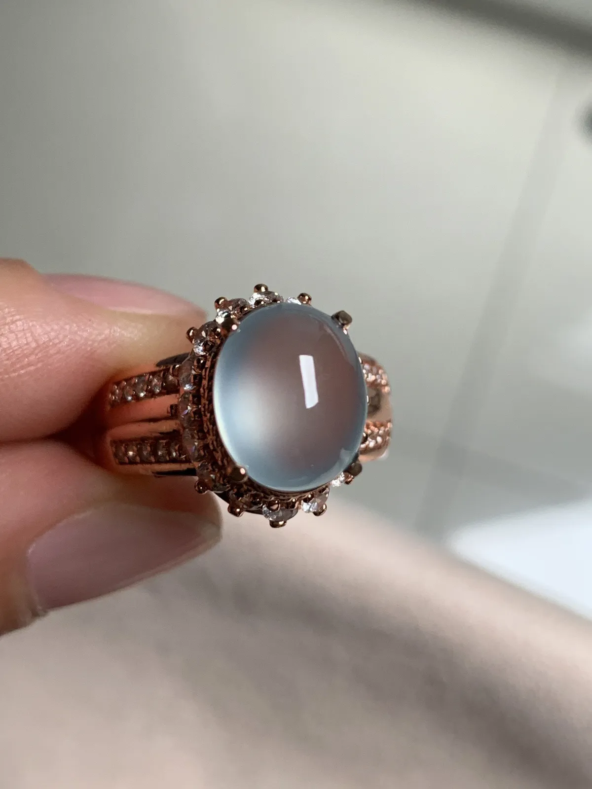 高冰戒面
无纹裂，老坑种强荧光，钢性十足纯净饱满品相