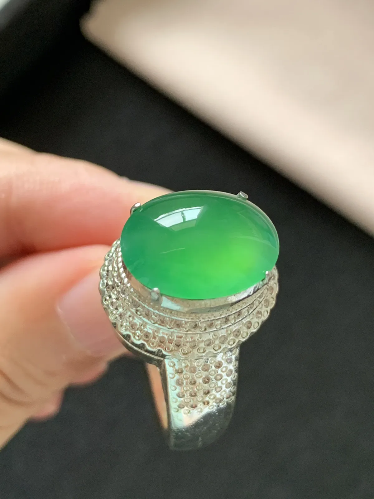 高冰木那绿鸽子蛋戒面
无纹裂，种好色好品相好，颜色鲜艳明亮，老坑种冰透水灵均匀饱满