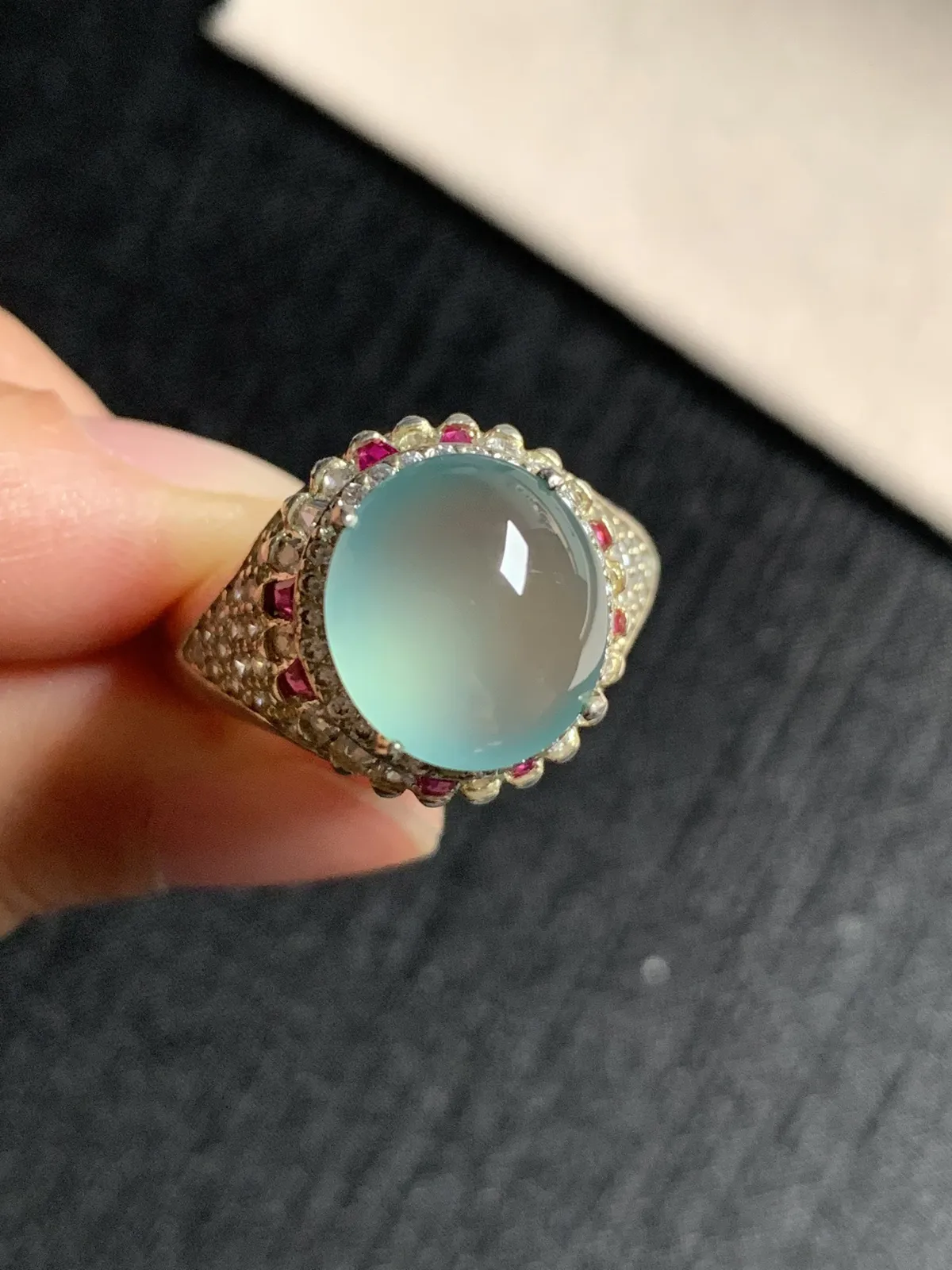 冰种天空蓝戒面
无纹裂，种好色美品相好，颜色鲜艳漂亮，老坑种冰透水灵质地细腻纯净饱满