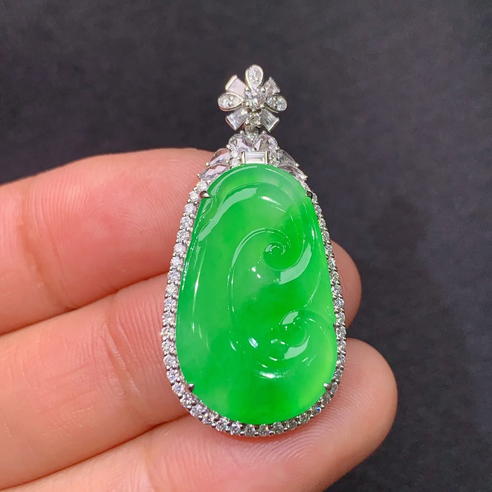 冰阳绿如意吊坠，18k金镶嵌，色泽鲜阳，冰润细腻，种水足 Di 尺寸34.1*16.8*5.6