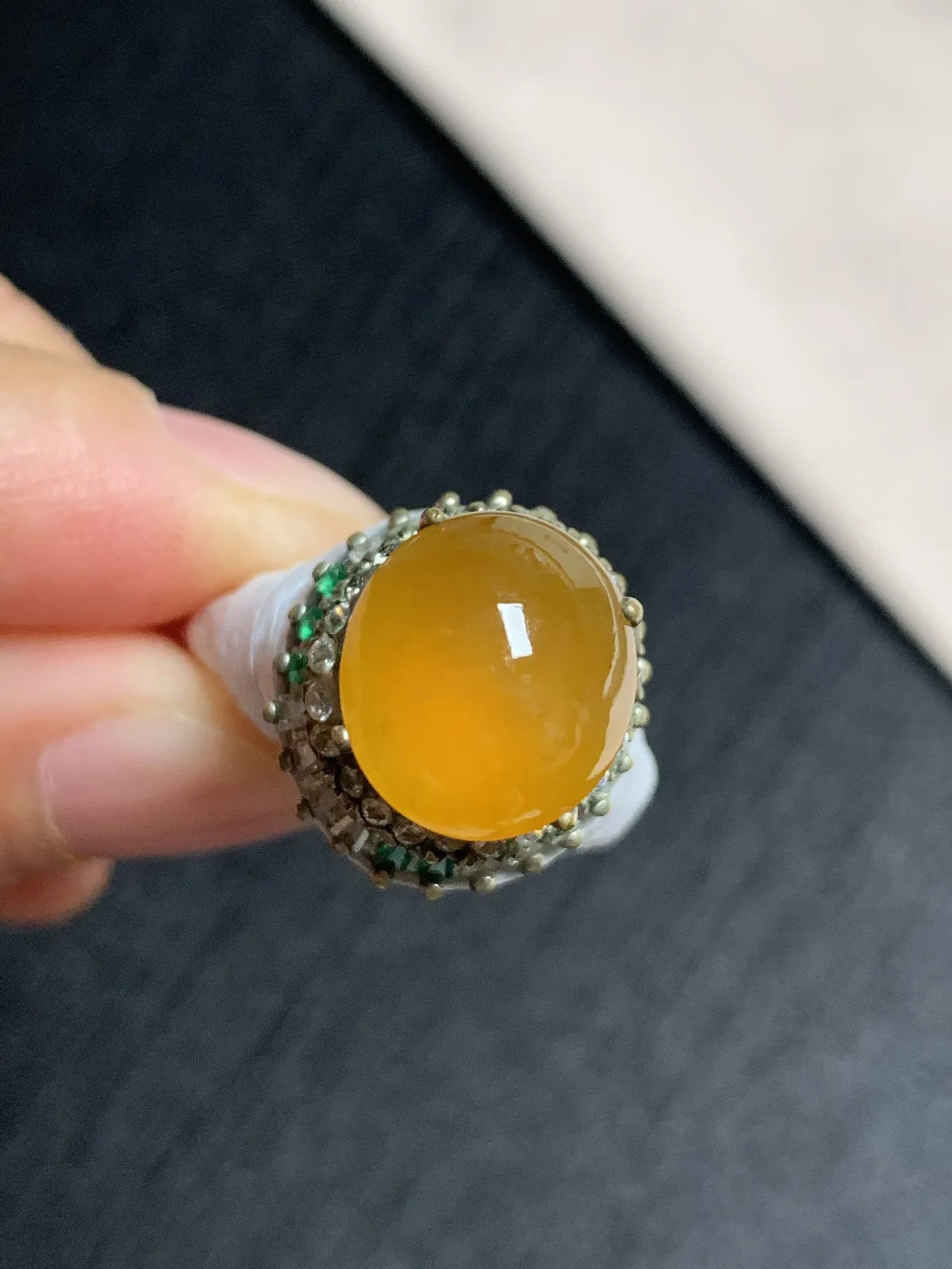 冰黄翡馒头戒面
无纹裂，种好色美品相好，色泽艳丽纯正，老坑种冰透水灵饱满圆润