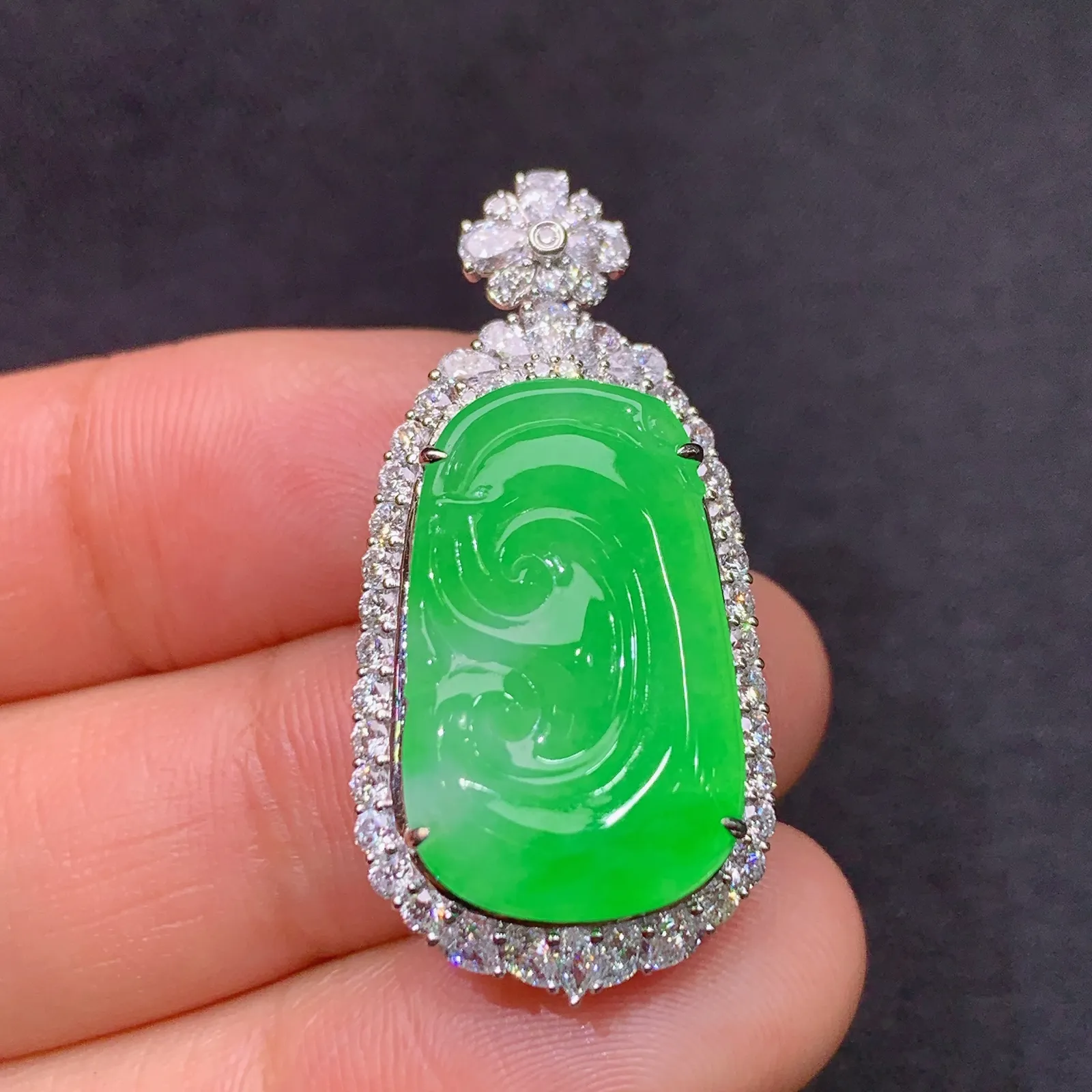 阳绿如意吊坠，18k金镶嵌，冰润色阳，玉质细腻，种水足，B1 尺寸33.6*16.5*8.3