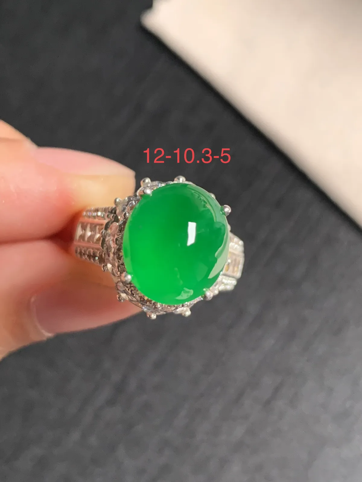 高冰辣阳绿馒头戒面
无纹裂，种好色好品相好，辣阳绿翠绿欲滴浓郁艳丽，老坑种冰透水灵饱满圆润