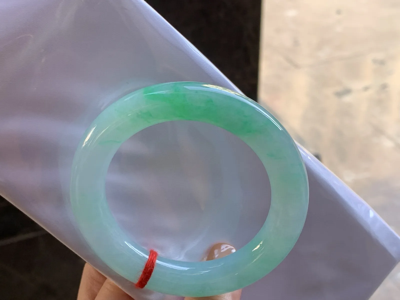 55.5-12.1

糯冰带色圆条手镯^_^ 种好水润