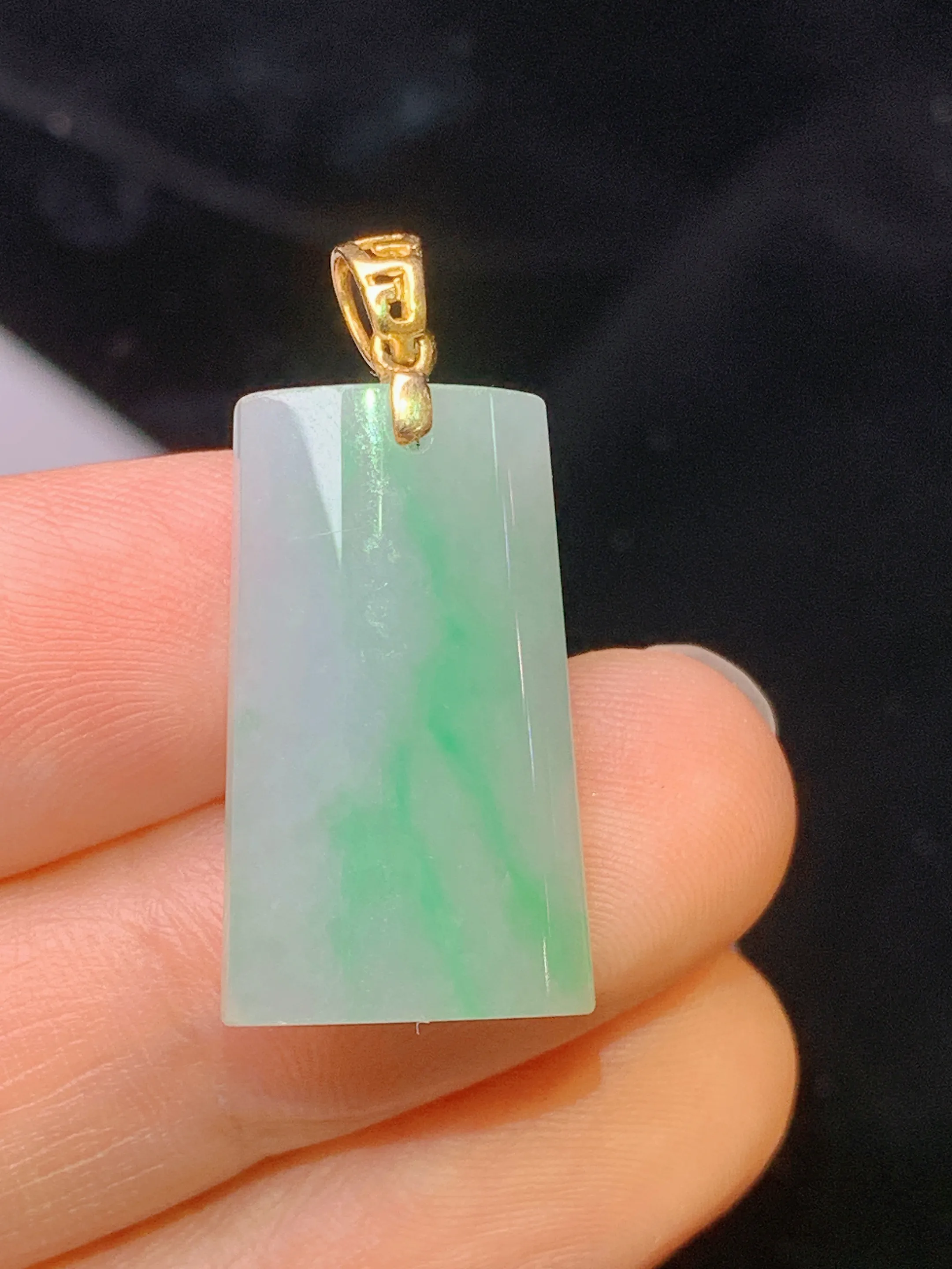 18k金镶嵌飘绿无事牌吊坠 玉质细腻 色泽艳丽清新 整体尺寸28.6*13.2*5.2