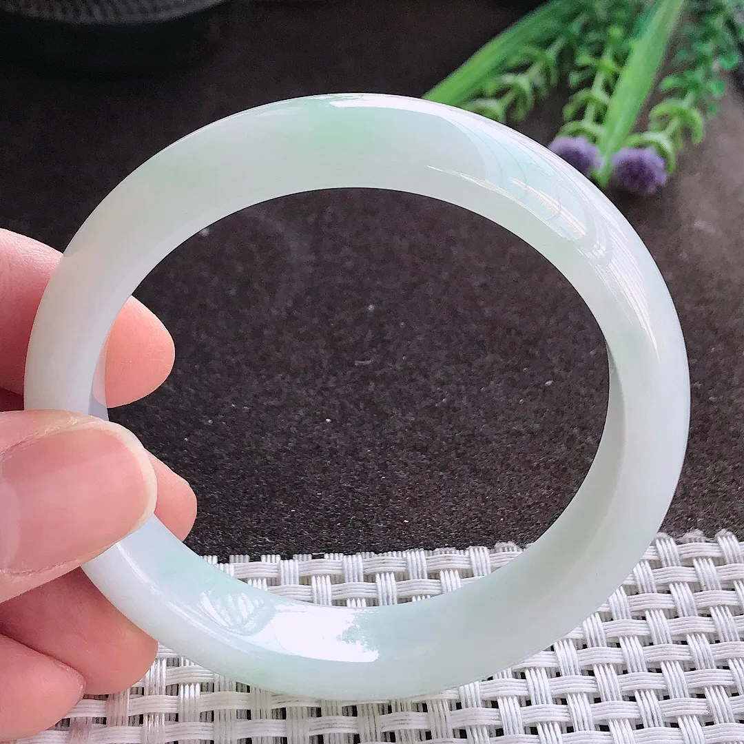 实拍A货翡翠56/13.4/7.9老坑秀气冰胶浅绿手镯宽边玉镯手环