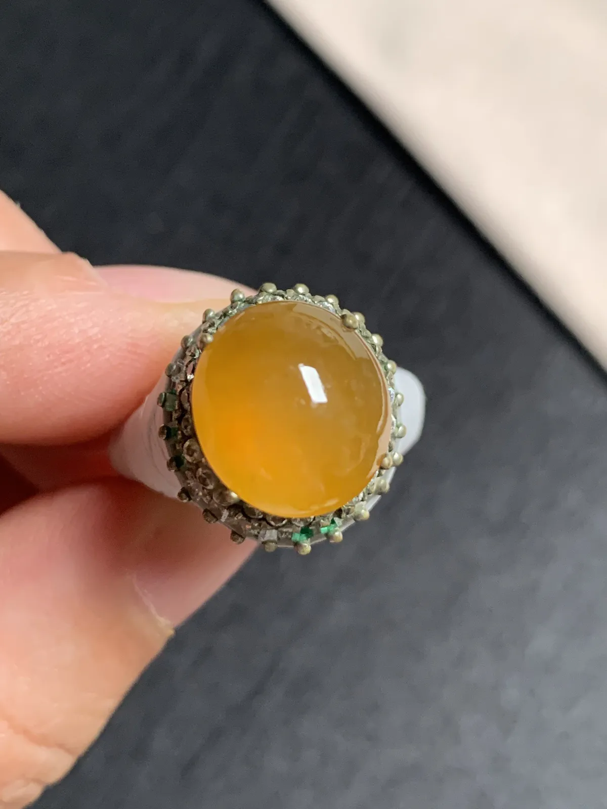 冰黄翡馒头戒面
无纹裂，种好色美品相好，色泽艳丽纯正，老坑种冰透水灵饱满圆润