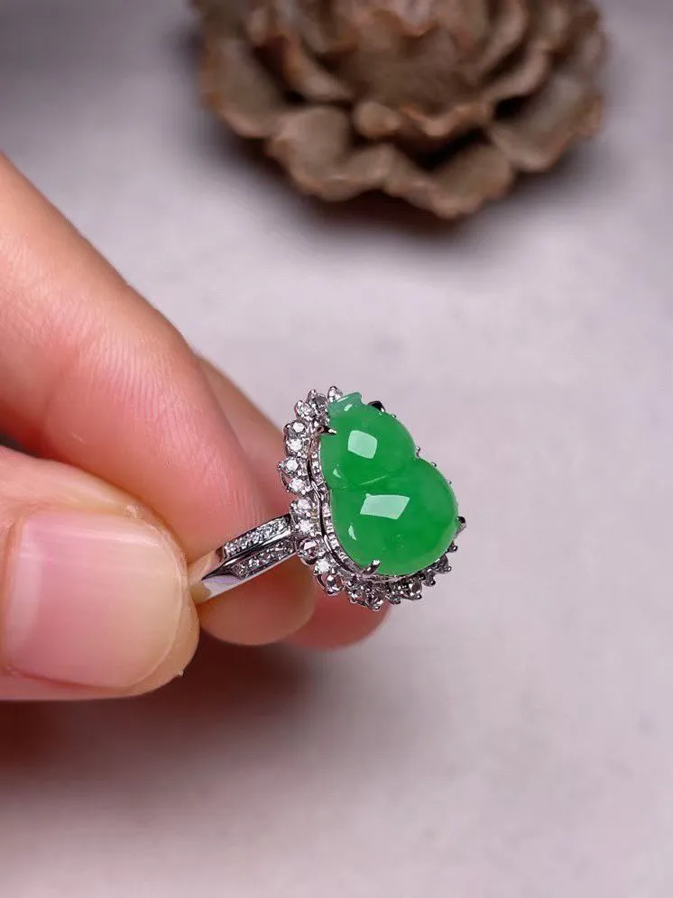 冰种阳绿葫芦戒指 、真金真钻镶嵌，种水好，玉质细腻 .裸石尺寸 11.5*8.5*