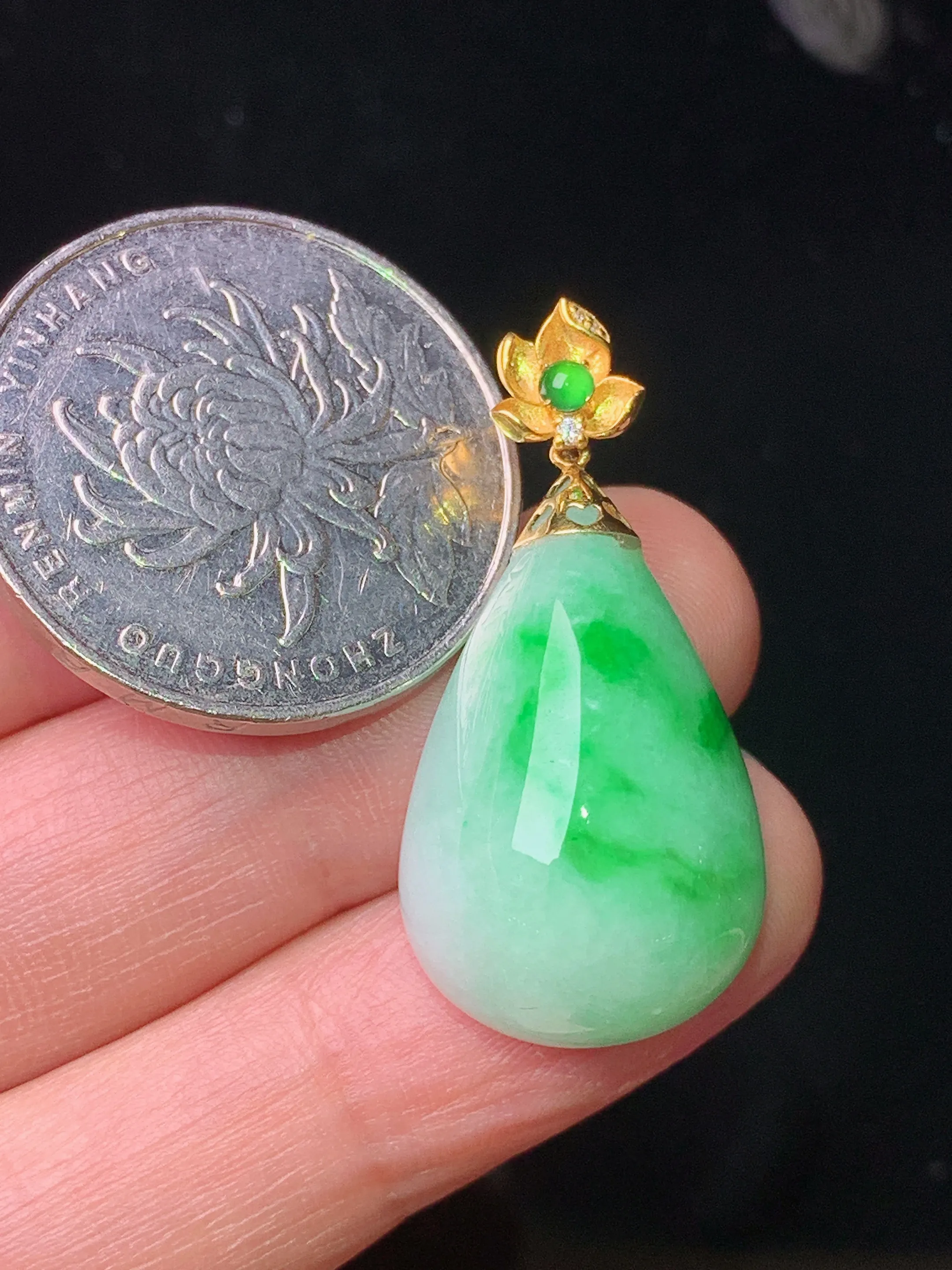 18k金飘绿水滴吊坠 玉质细腻 色泽艳丽清新 整体尺寸32.2*15.5*9.5