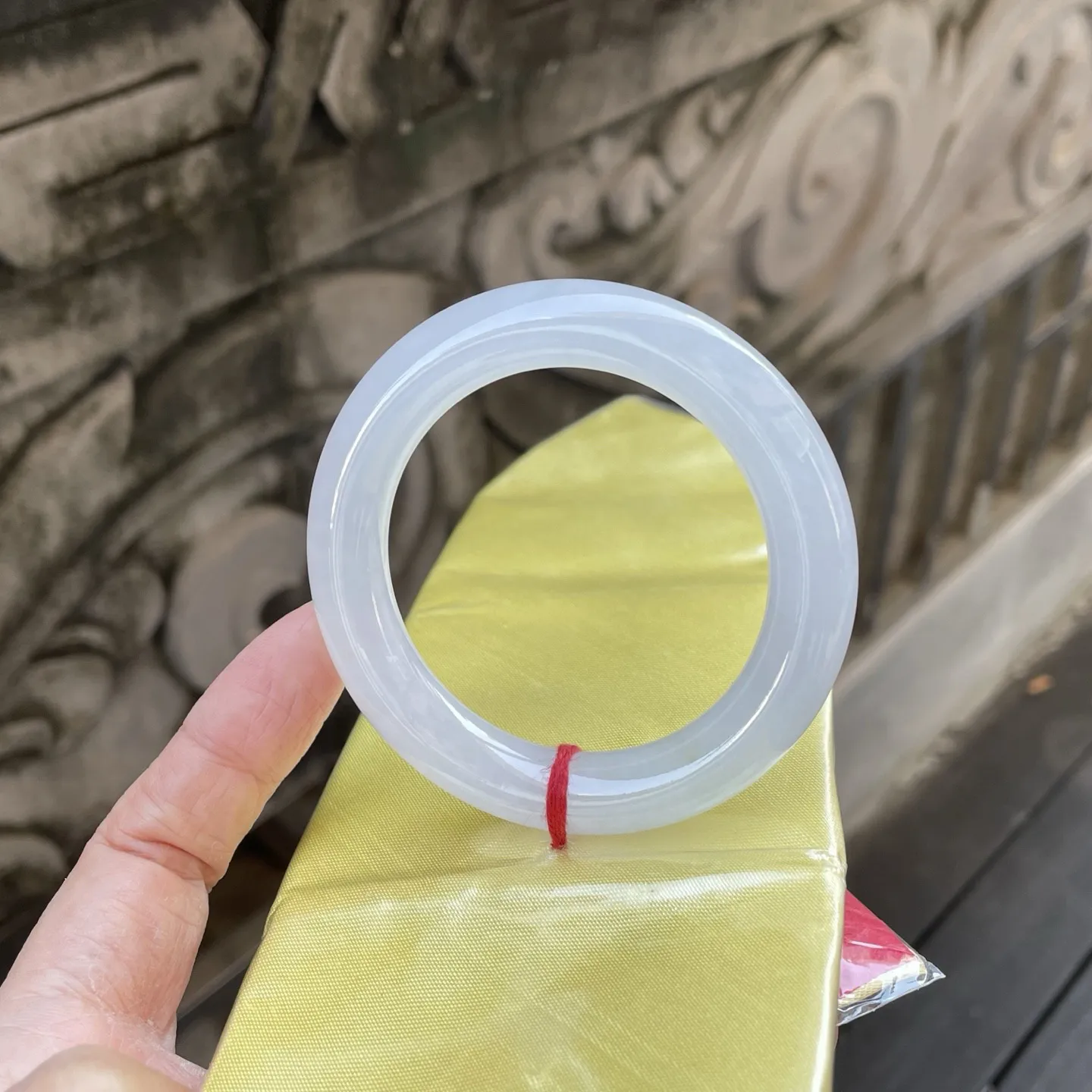 54圆条，白月光，
冰透的白清润似羊脂，素净的镯体无一丝杂色，宛若山间初融的雪水凝成的环，简约又雅致～