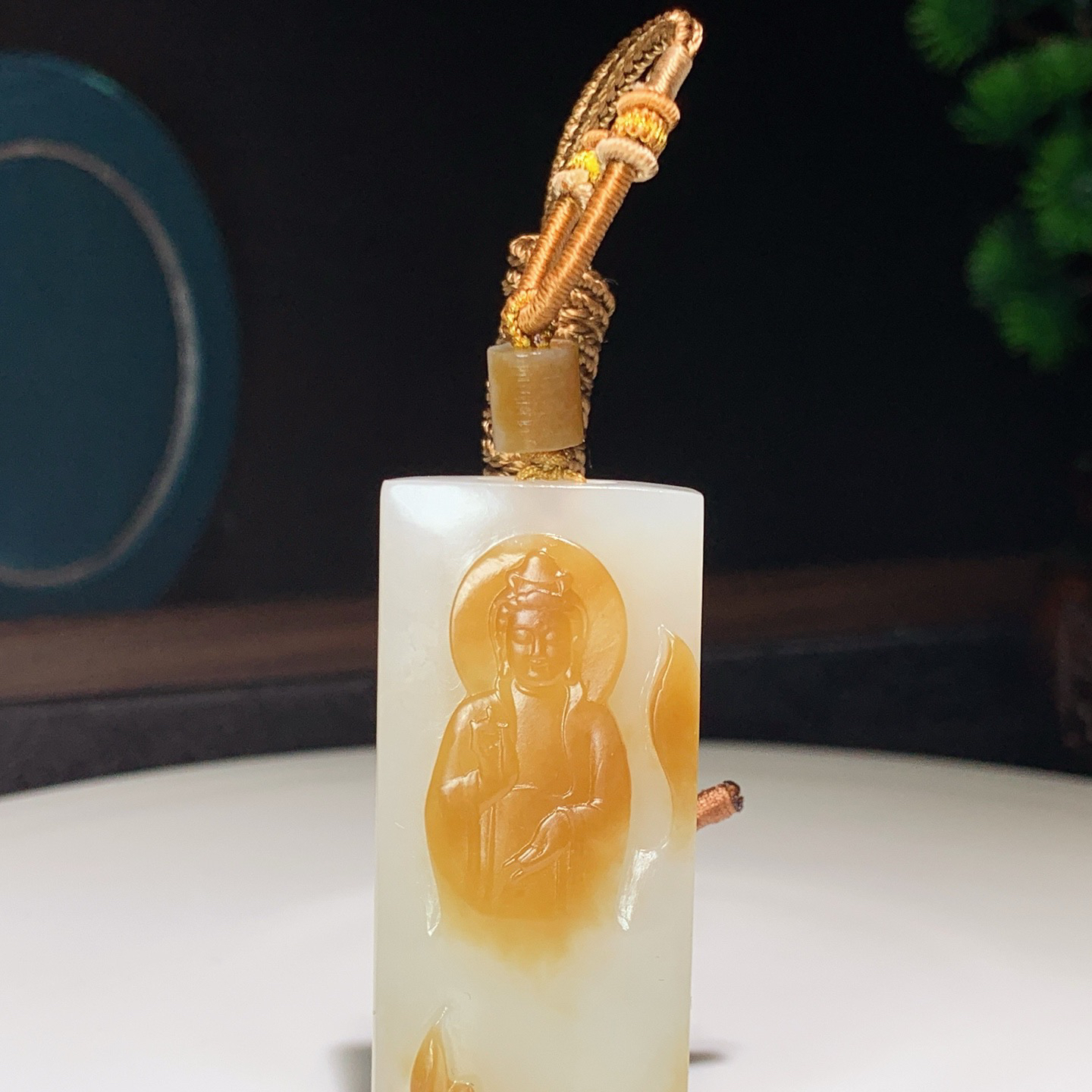 新疆和田玉且末糖站观音牌子挂件。尺寸51/23/9重24.5克 无裂无杂 玉质细腻油润 底色纯净 脂粉好，品质好。lt250106