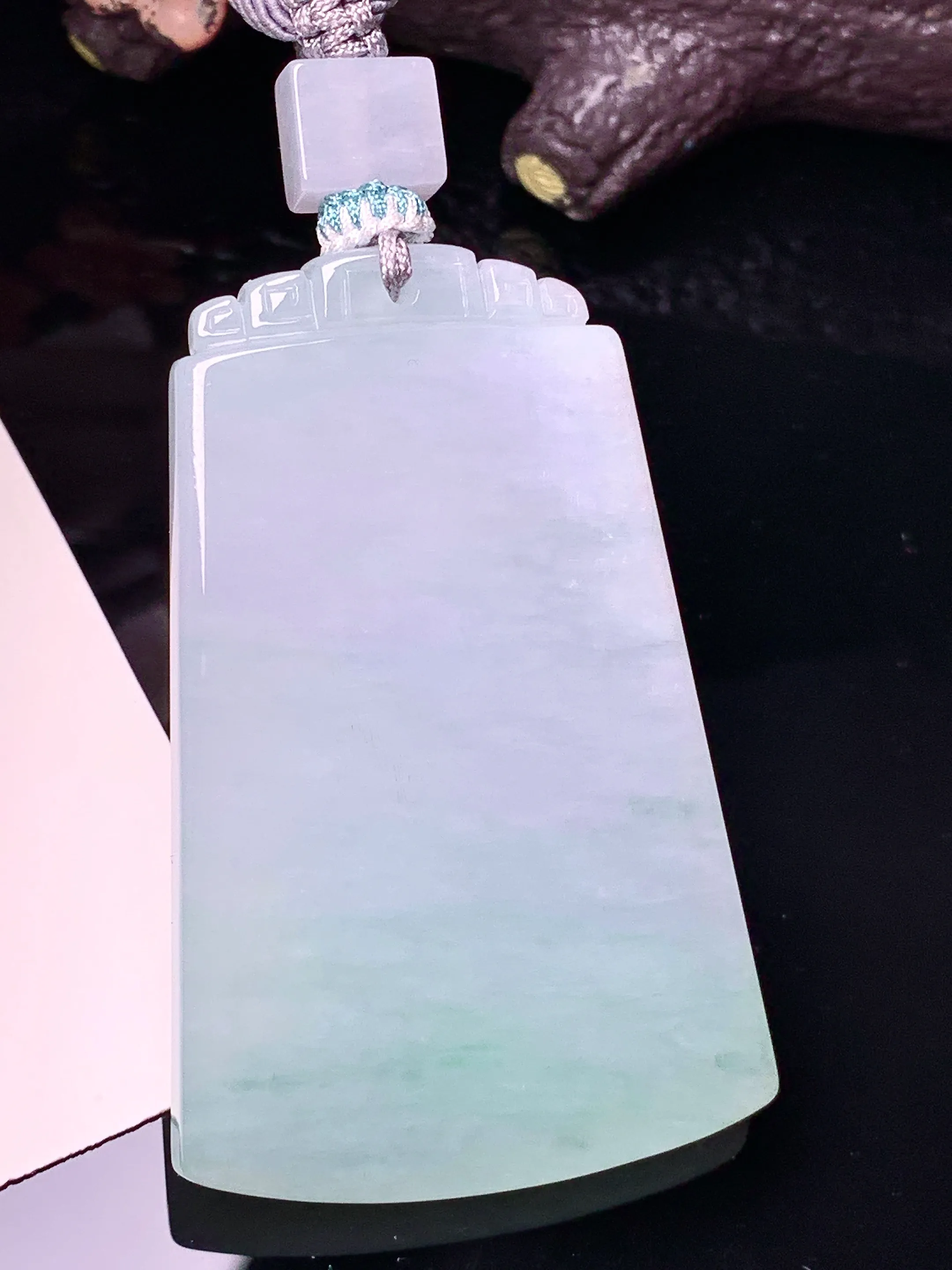 飘绿无事牌吊坠 玉质细腻 色泽艳丽清新 整体尺寸50.5*32.7*5