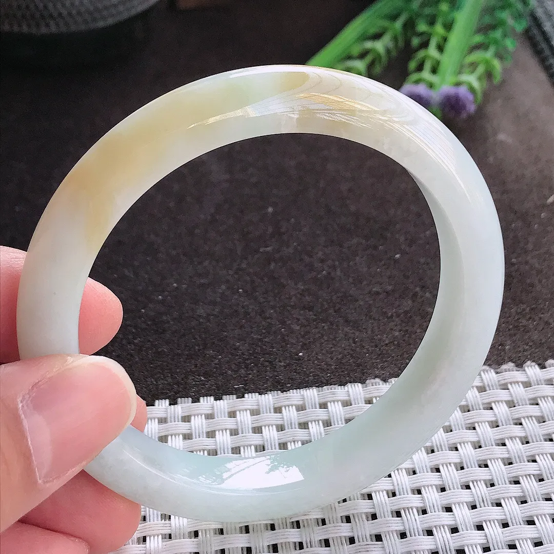 实拍A货翡翠57.5/10.4/8.3老坑秀气冰润飘黄翡手镯宽边玉镯手环