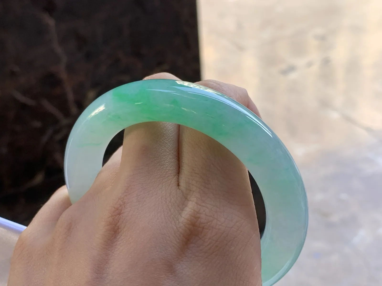 55.5-12.1

糯冰带色圆条手镯^_^ 种好水润