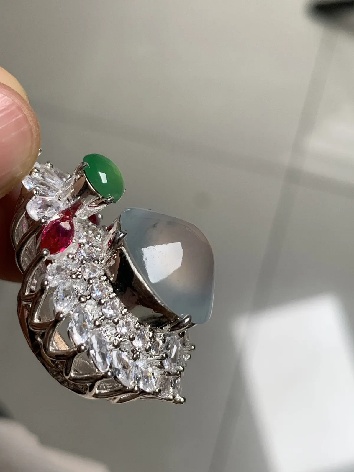 高冰飘花鸽子蛋吊坠
无纹裂，老坑种冰透水灵饱满