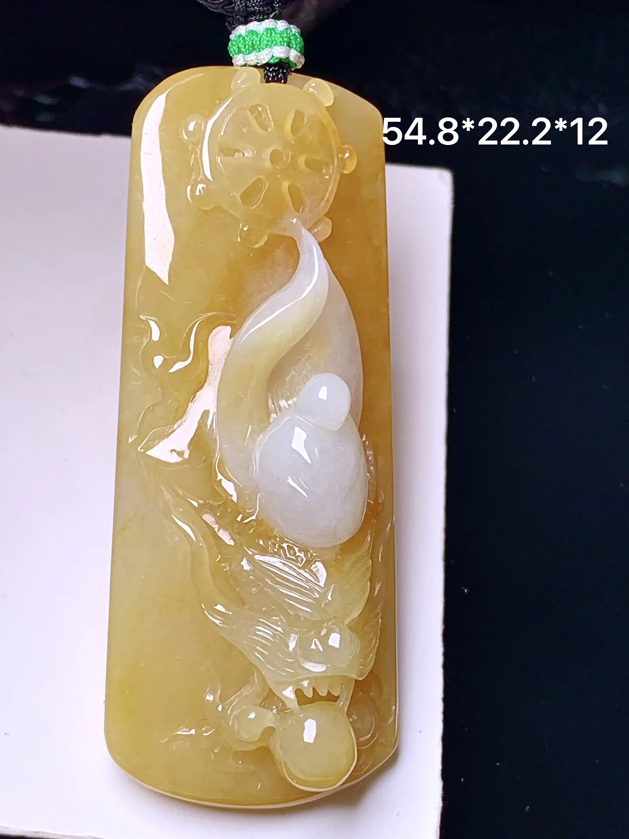 黄翡龙牌吊坠 玉质细腻 色泽艳丽清新 整体尺寸54.8*22.2*12