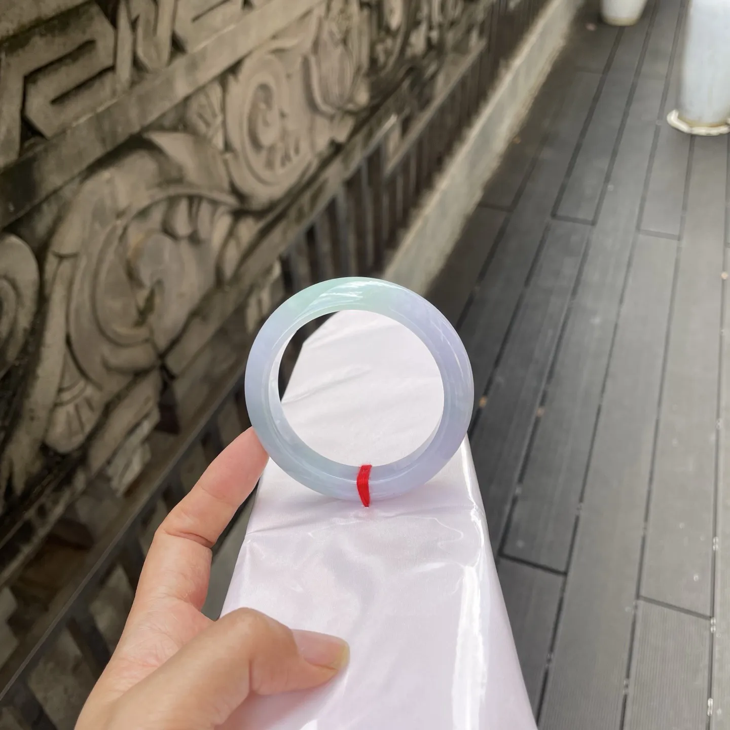 55+圈口，春彩
烟紫镯身凝晓雾，一抹晴翠缀其间，腕间环佩似藏星河～