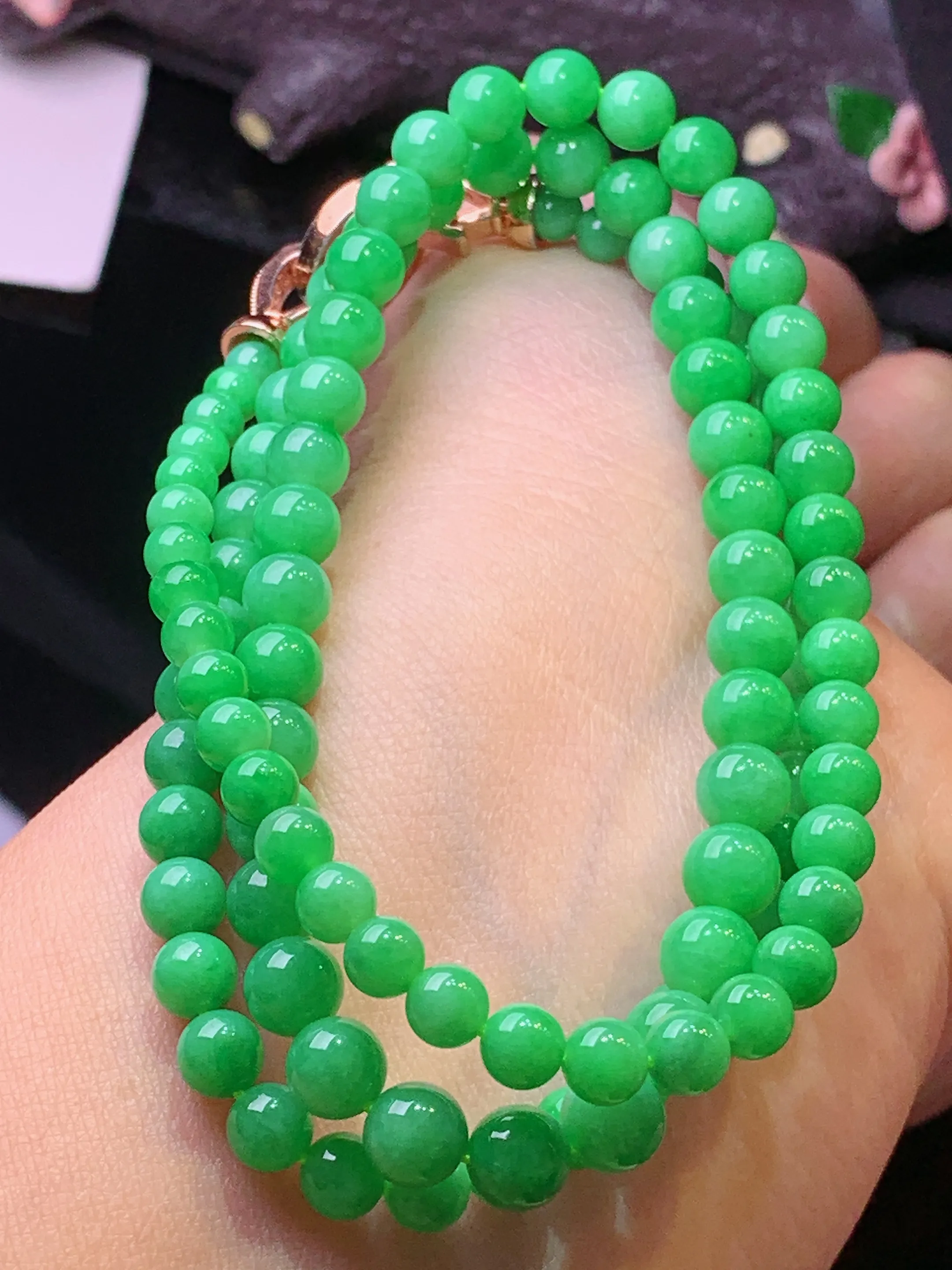 翠绿圆珠项链 玉质细腻 色泽艳丽清新 整体尺寸6